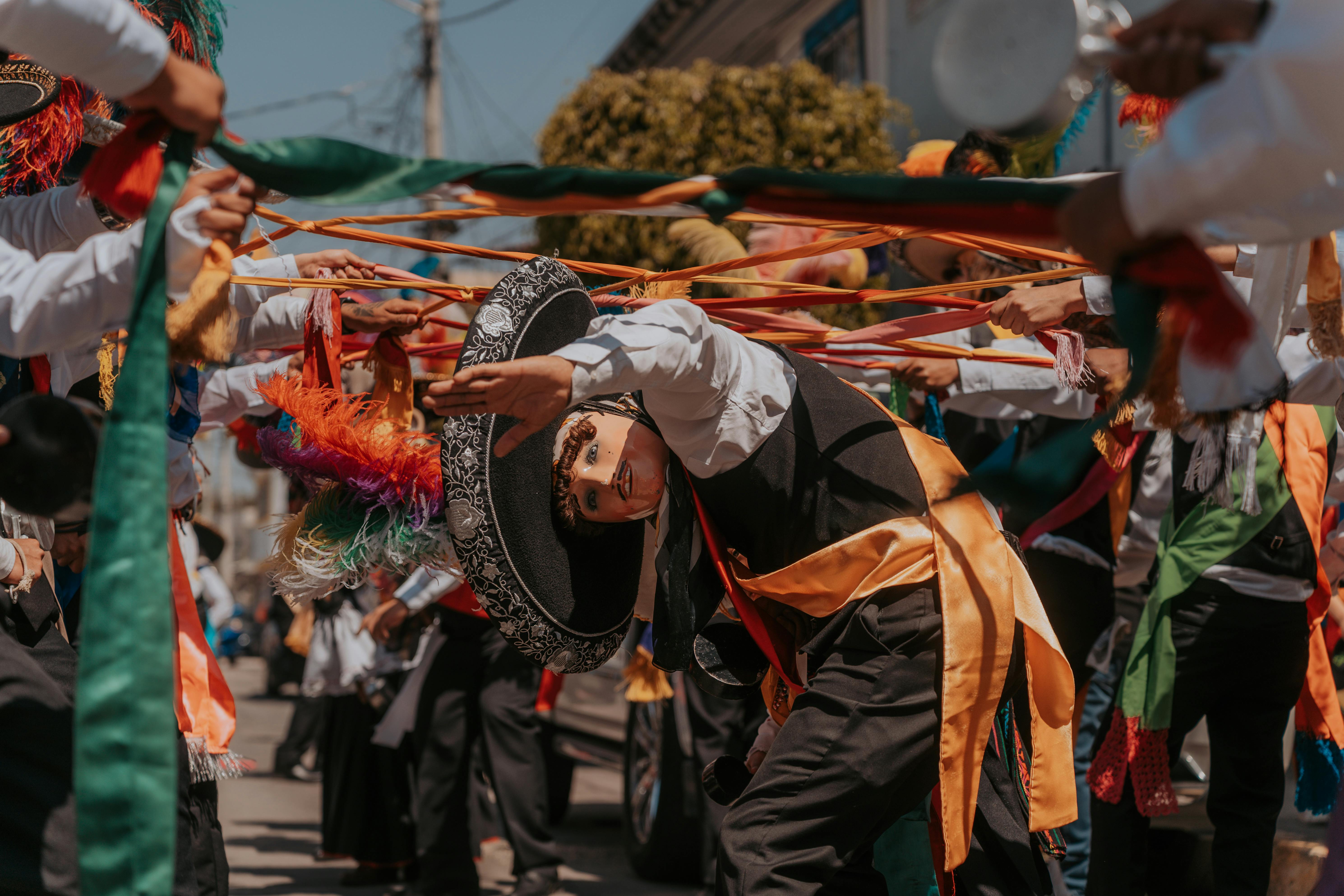 Gratis Scena colorata di danza tradizionale a Puebla, in Messico, che mette in risalto i ricchi abiti culturali e i movimenti dinamici. Foto a disposizione