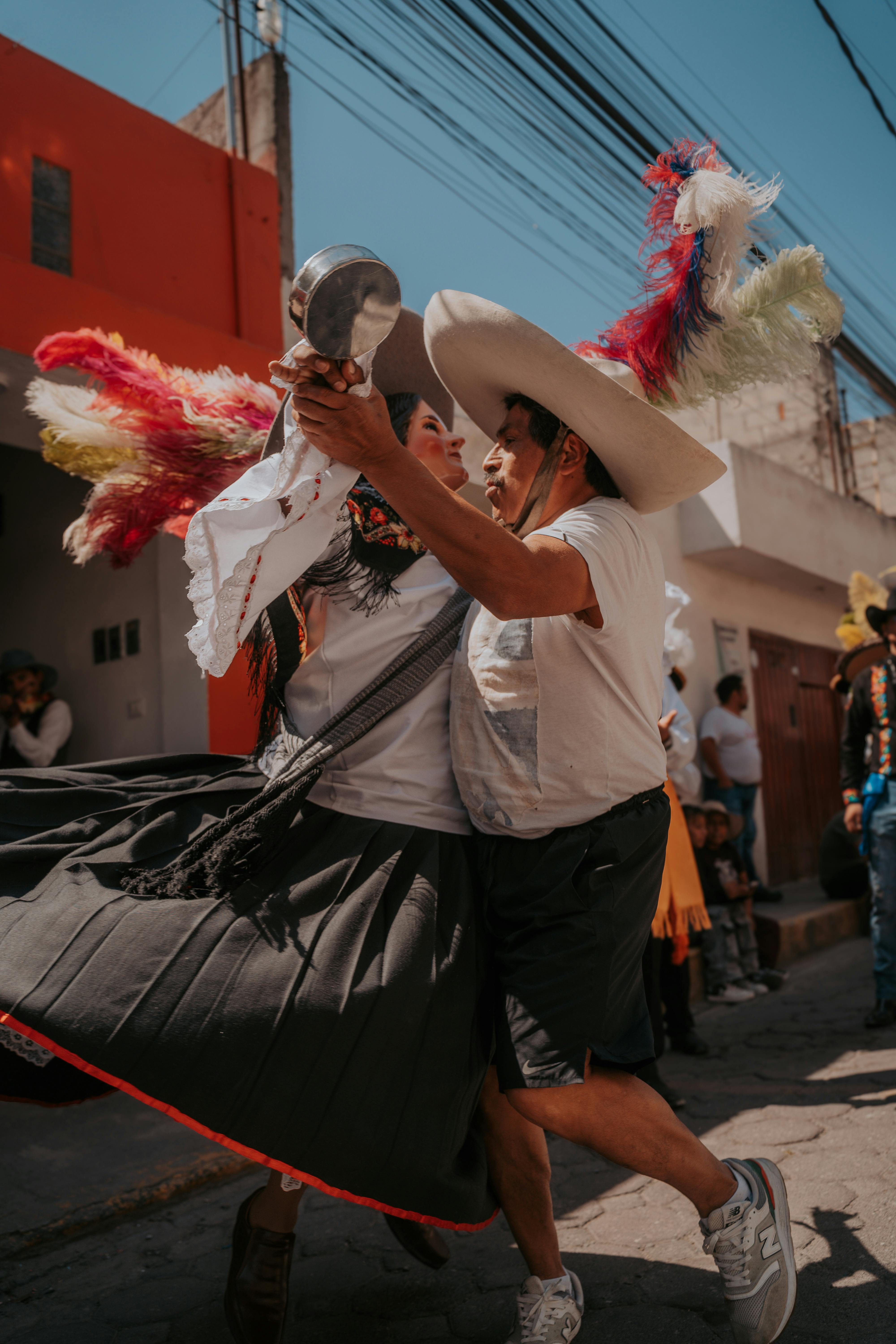 ฟรี นักเต้นรำพื้นเมืองหลากสีสันร่วมเฉลิมฉลองบนท้องถนนในเมืองปวยบลา ประเทศเม็กซิโก คลังภาพถ่าย