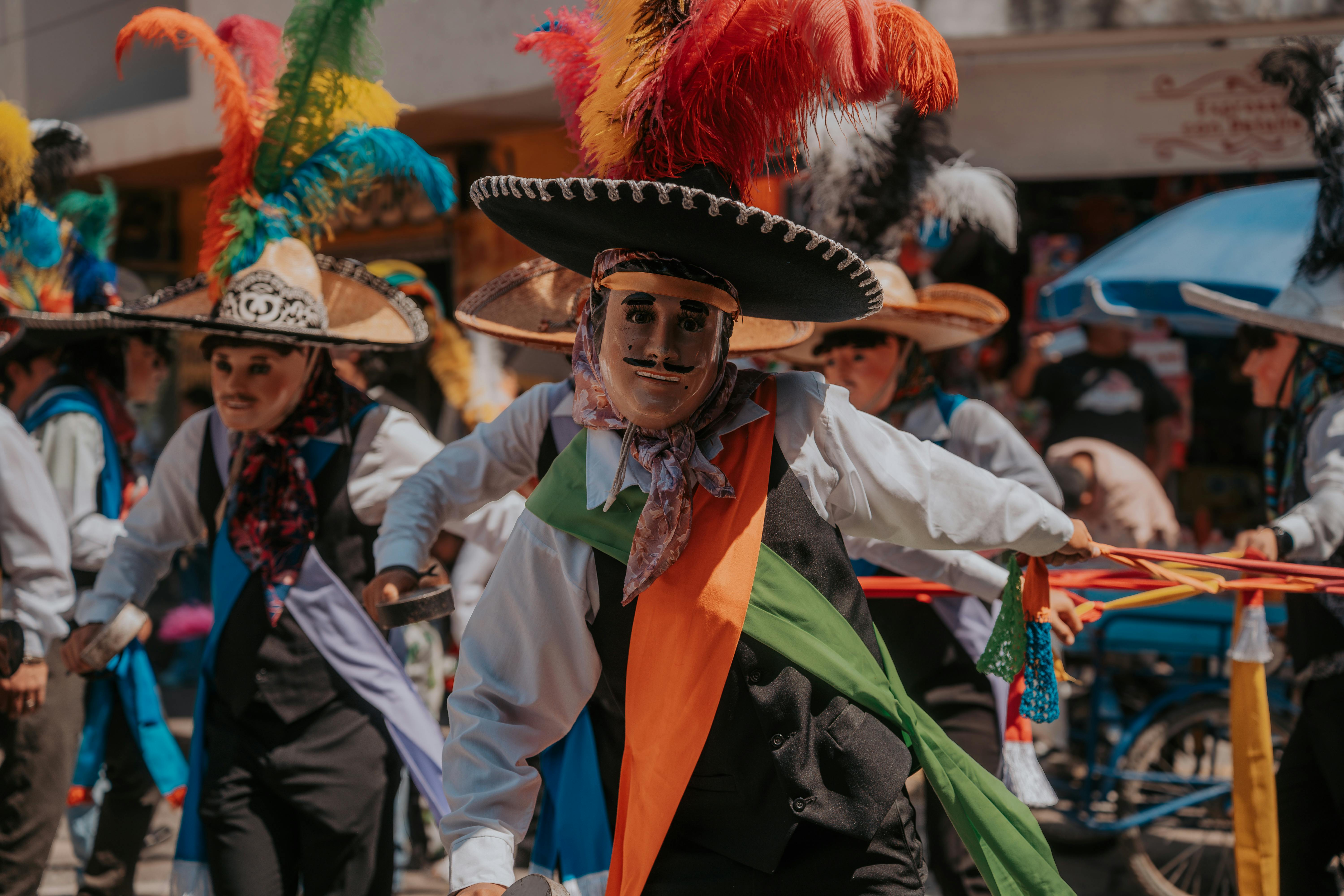 Ilmainen Värikkäisiin asuihin pukeutuneet tanssijat osallistuvat perinteiseen meksikolaiseen paraatiin Pueblassa, Meksikossa. Kuvapankkikuva