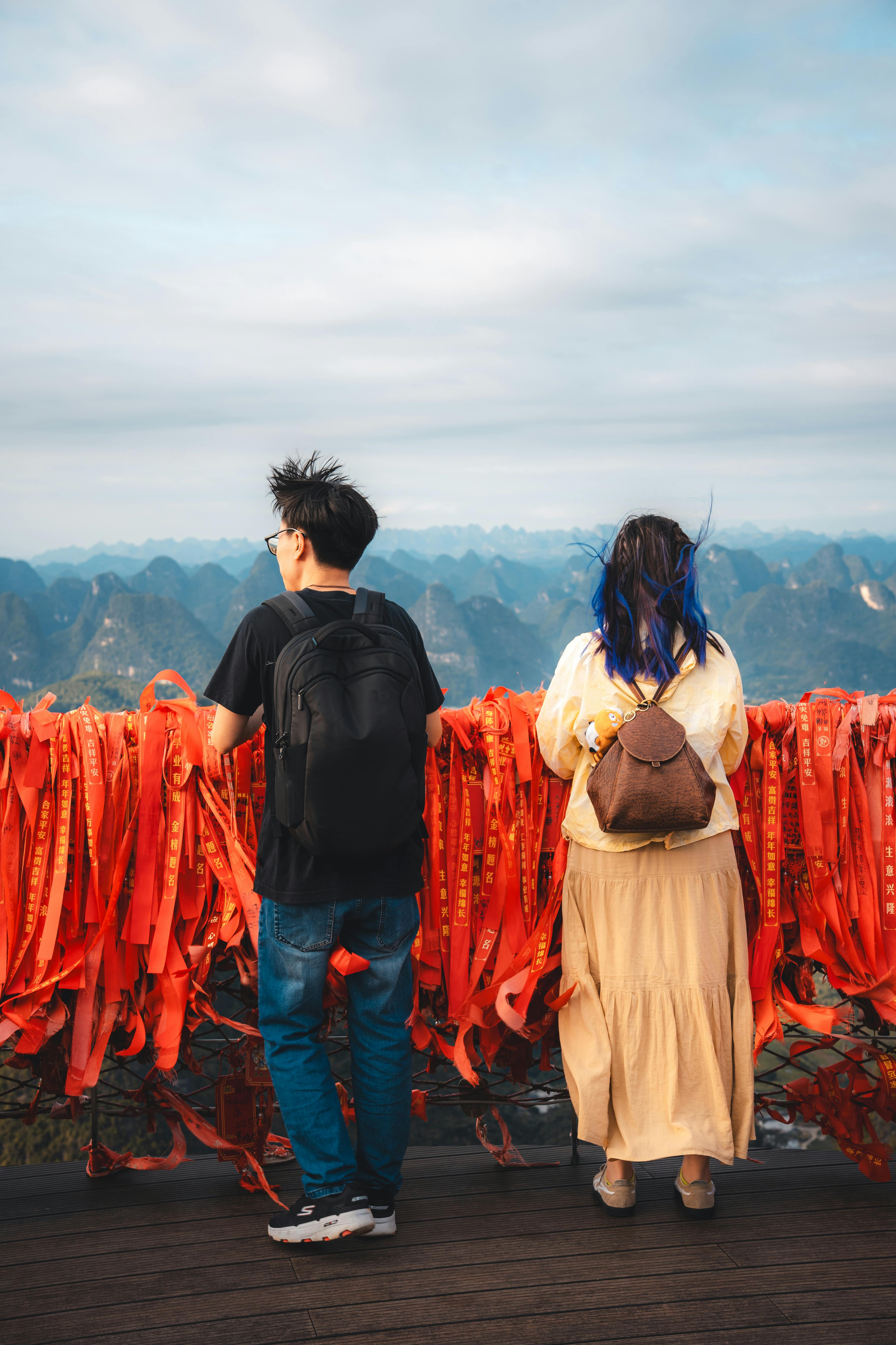 Ilmainen Kaksi ihmistä ihailee upeita vuoristomaisemia Guilinissa, Guangxissa, Kiinassa. Kuvapankkikuva