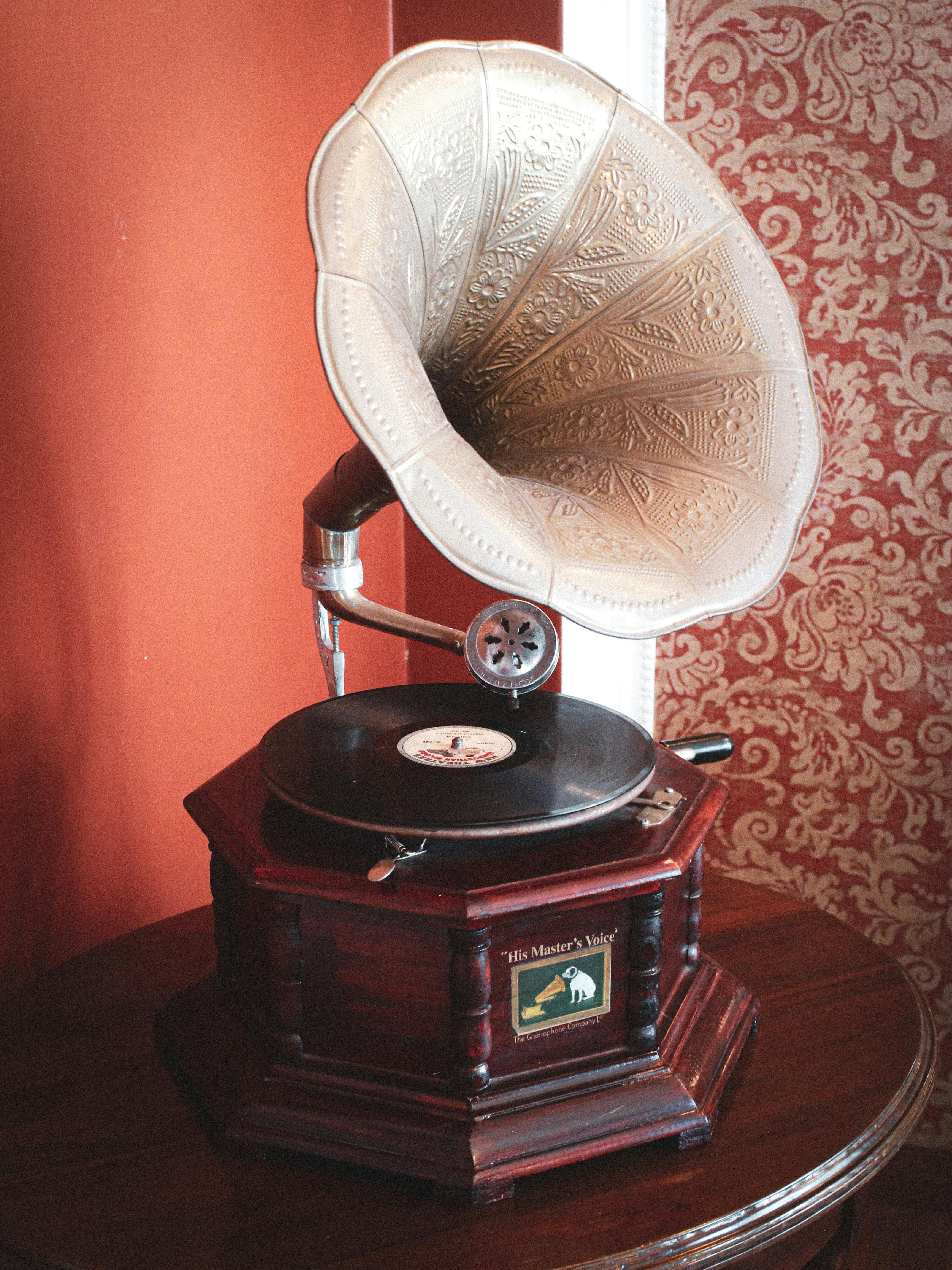 bezplatná Elegantně detailní vintage gramofon na dřevěném stole v Guayaquilu v Ekvádoru. Základová fotografie