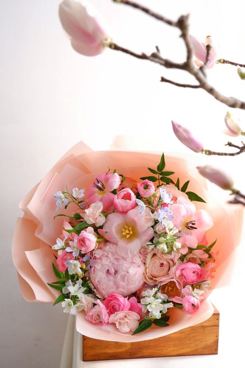 Free A beautiful pastel bouquet with pink flowers, perfect for weddings or romantic occasions. Stock Photo