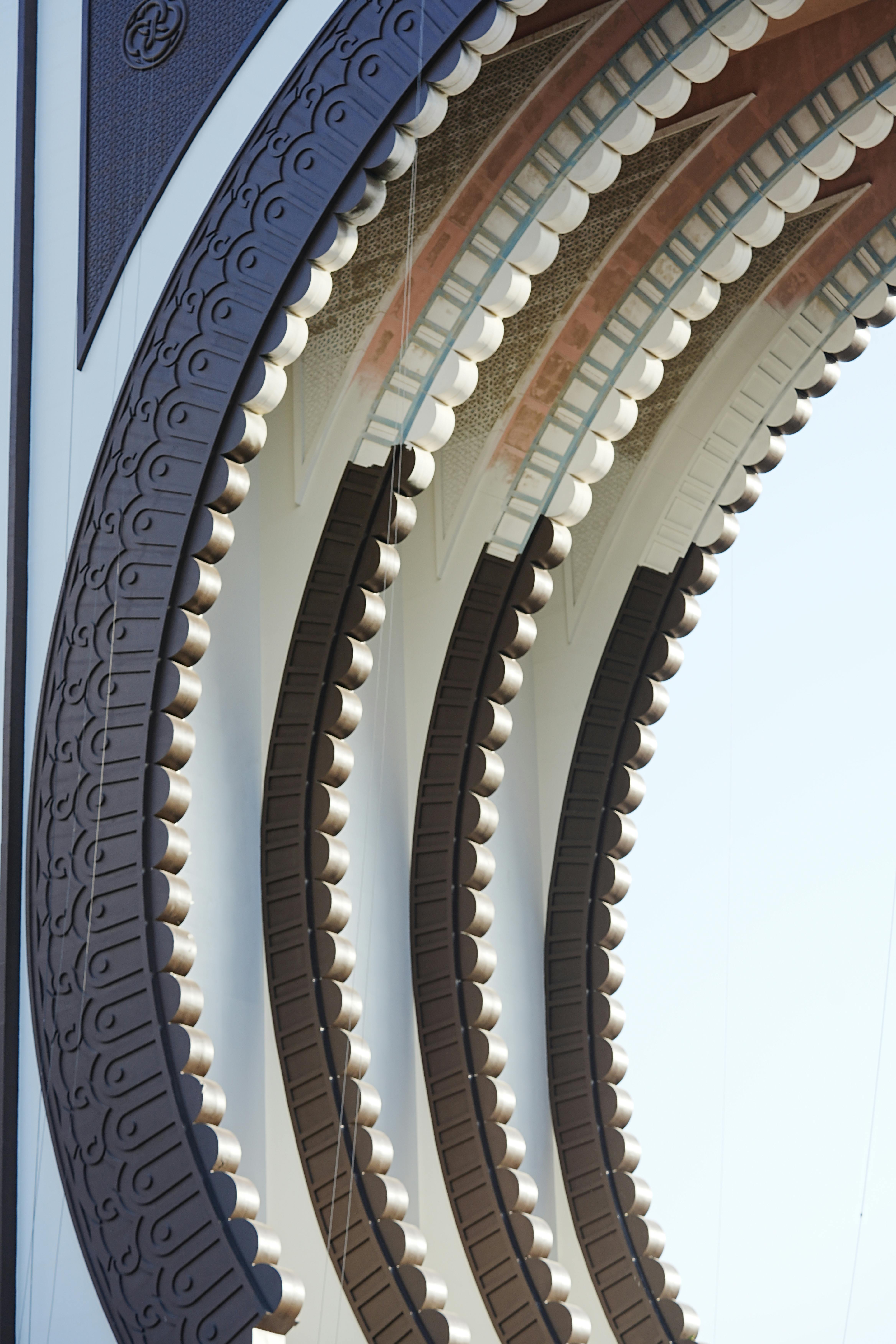 bezplatná Zakřivený zdobený architektonický návrh v Dubaji, Spojené arabské emiráty, představující umělecké řemeslné zpracování. Základová fotografie