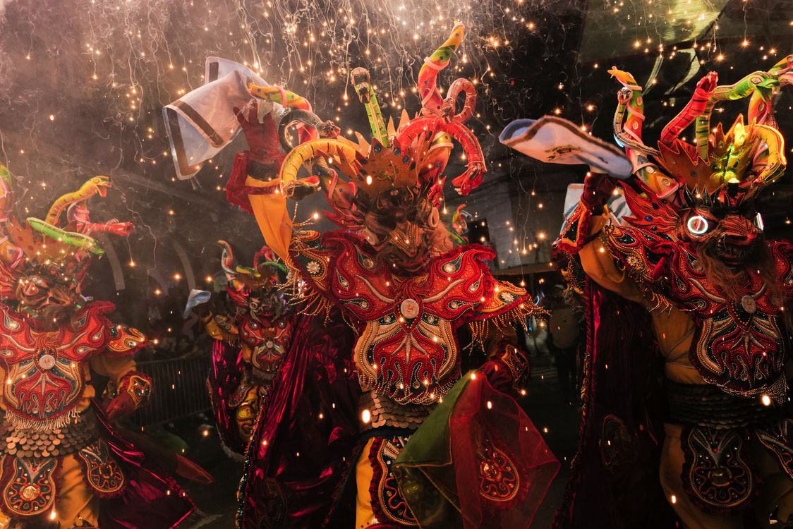 活力四射的玻利维亚狂欢节舞者 · 免费素材图片