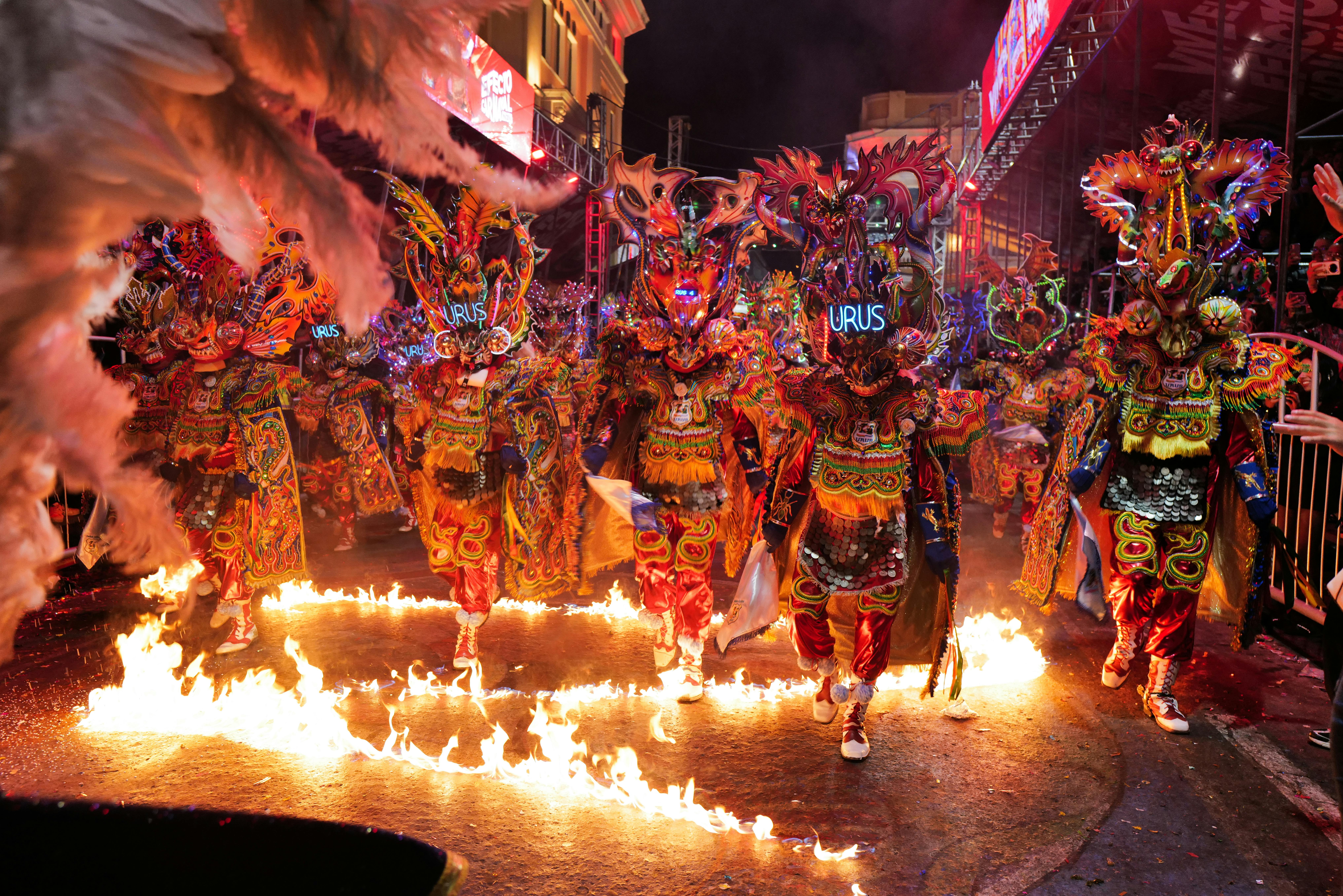 Ücretsiz Bolivya karnaval geçit töreninde rengarenk kostümler, dansçılar ateşle geleneksel bir ritüel gerçekleştiriyor. Stok Fotoğraflar