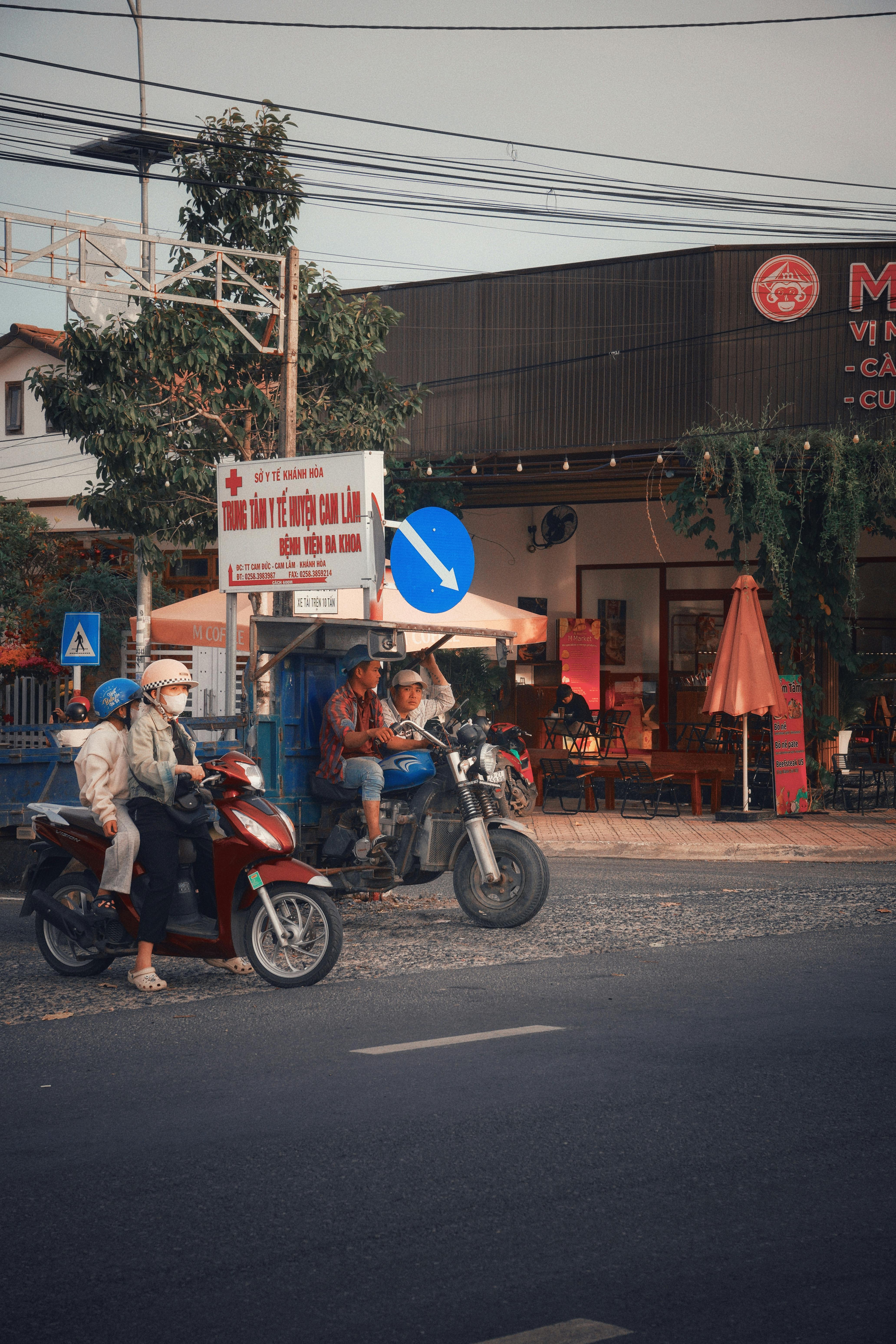 Zadarmo Fotobanka s bezplatnými fotkami na tému Ázia, cedule, cesta Fotka z fotobanky