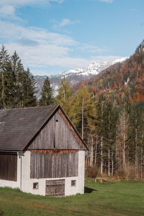 Free Rustic barn set against the vibrant autumn colors of the Austrian Alps offers serene countryside vibes. Stock Photo