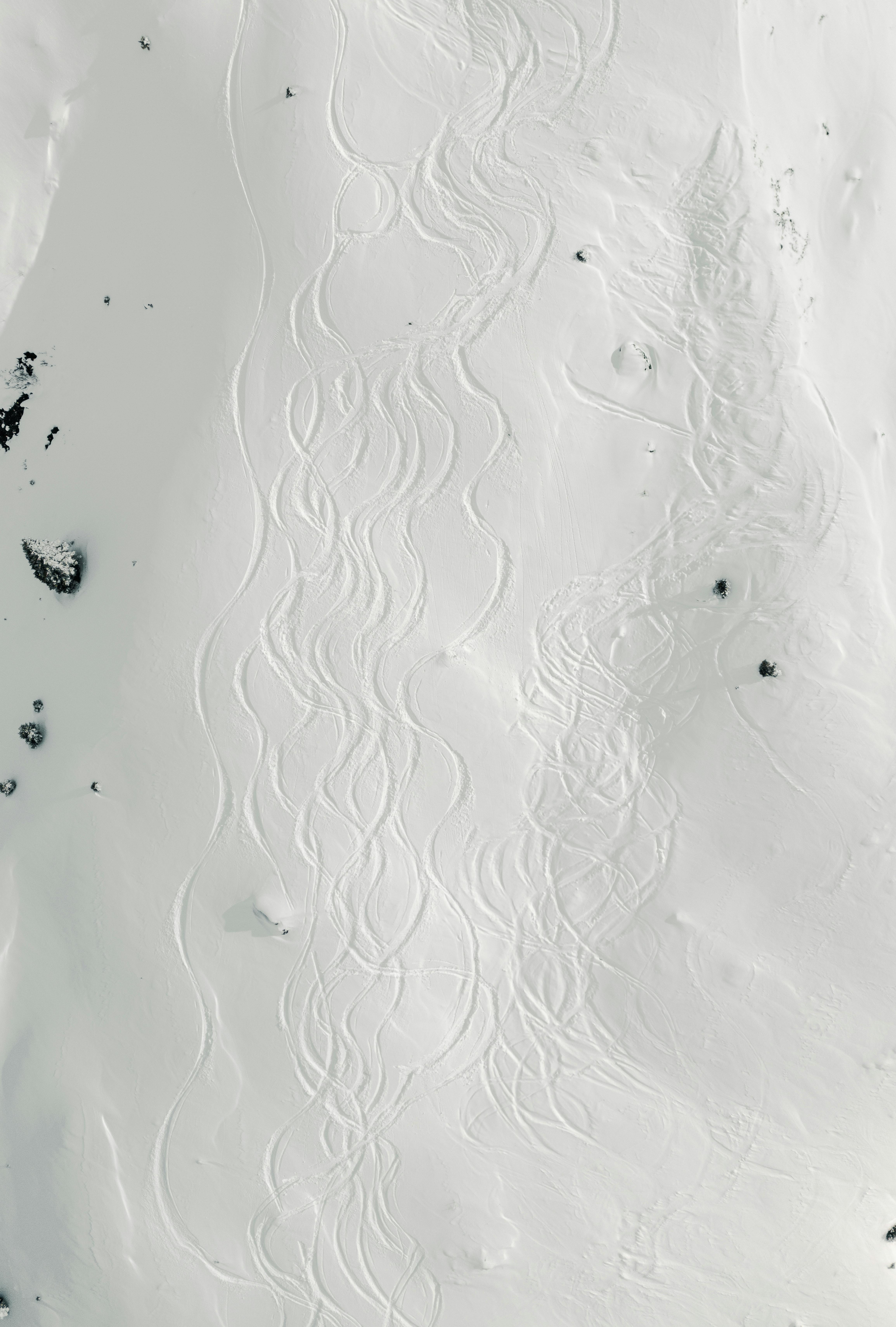 Ücretsiz Kış mevsiminde karlı bir dağ yamacındaki yeni kayak pistlerinin havadan görünümü. Stok Fotoğraflar