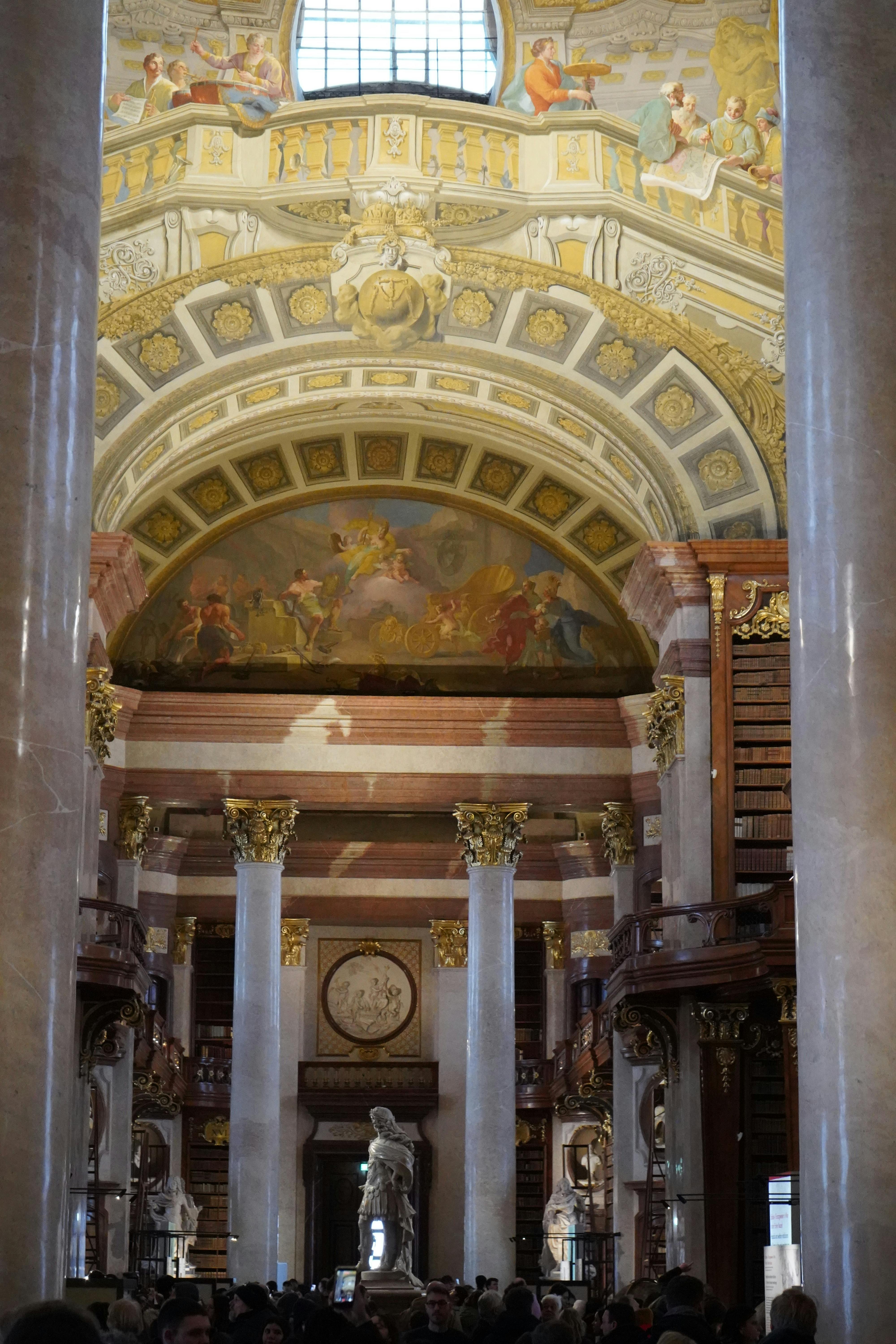 ฟรี ภาพทิวทัศน์อันงดงามของสถาปัตยกรรมบาโรกในหอสมุดแห่งชาติออสเตรีย กรุงเวียนนา คลังภาพถ่าย