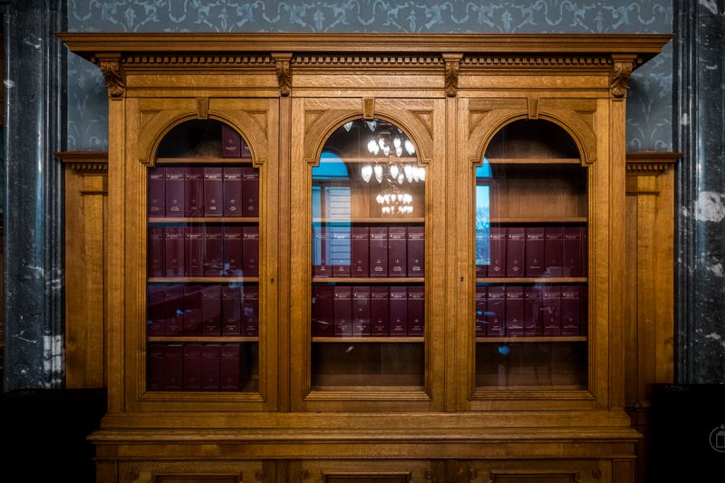 Estantes de madera con libros de derecho