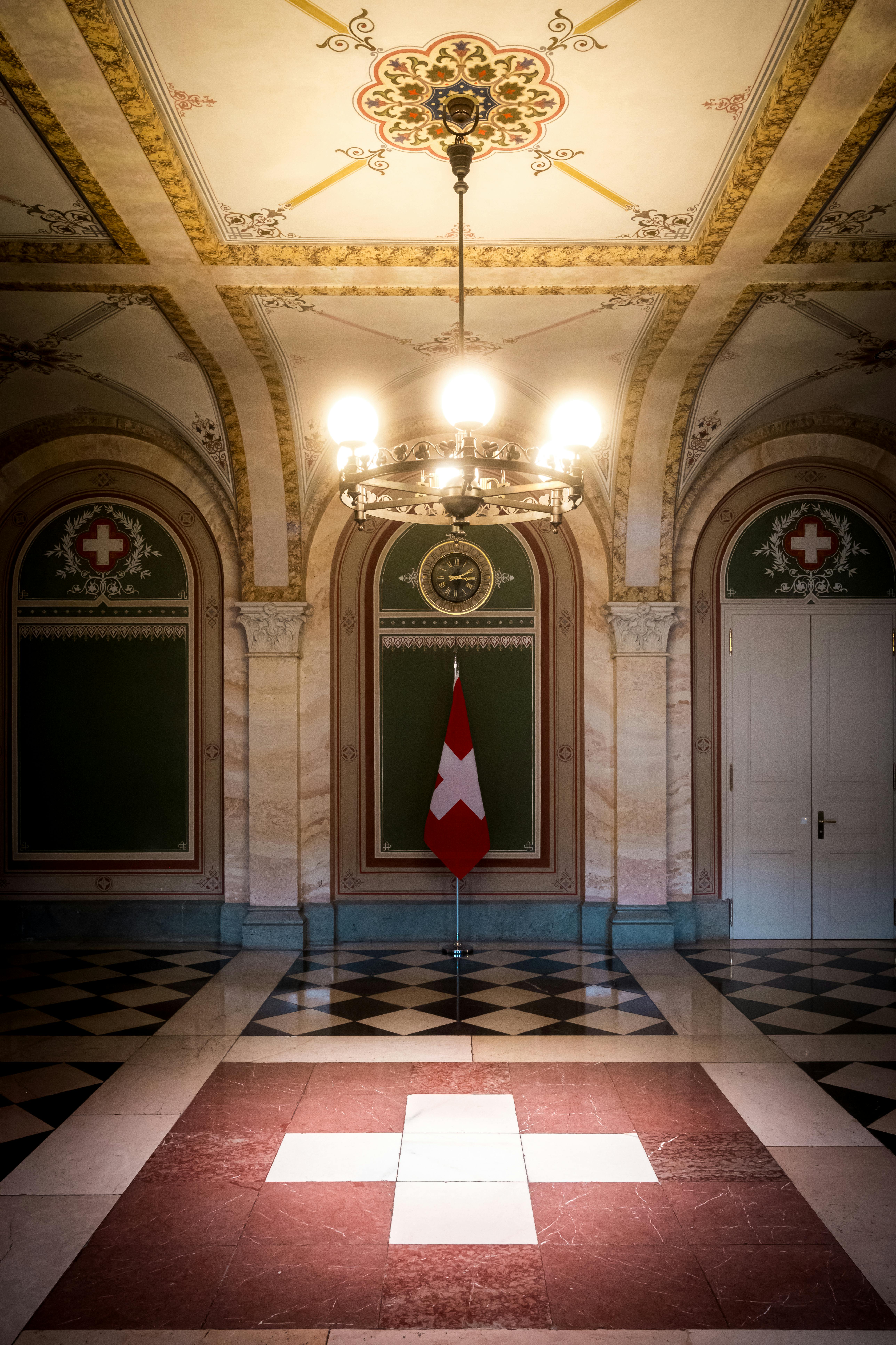 Gratis Elegante interno del palazzo del governo svizzero con bandiera e stemma. Foto a disposizione