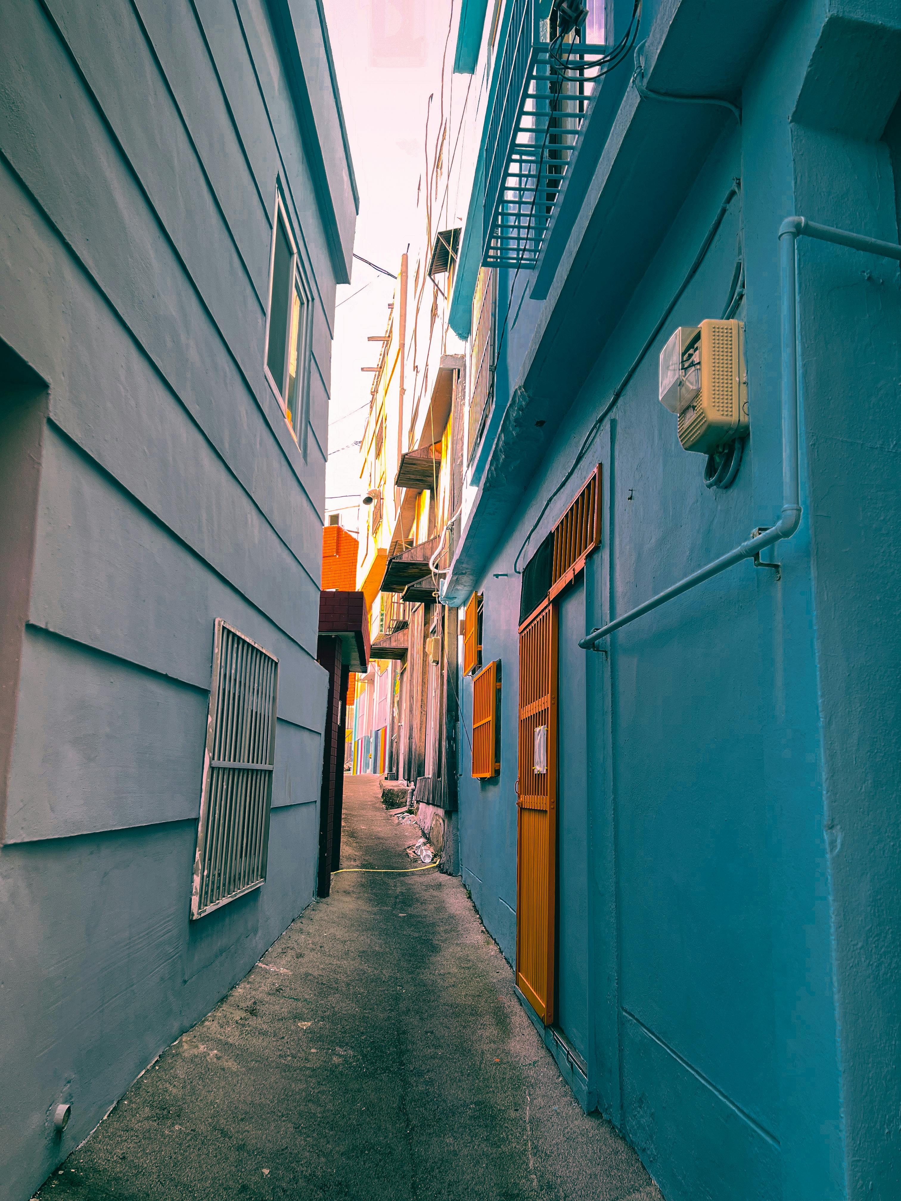 免费 探索韩国甘川文化村充满活力的巷弄，欣赏色彩缤纷的建筑和狭窄的小径。 素材图片