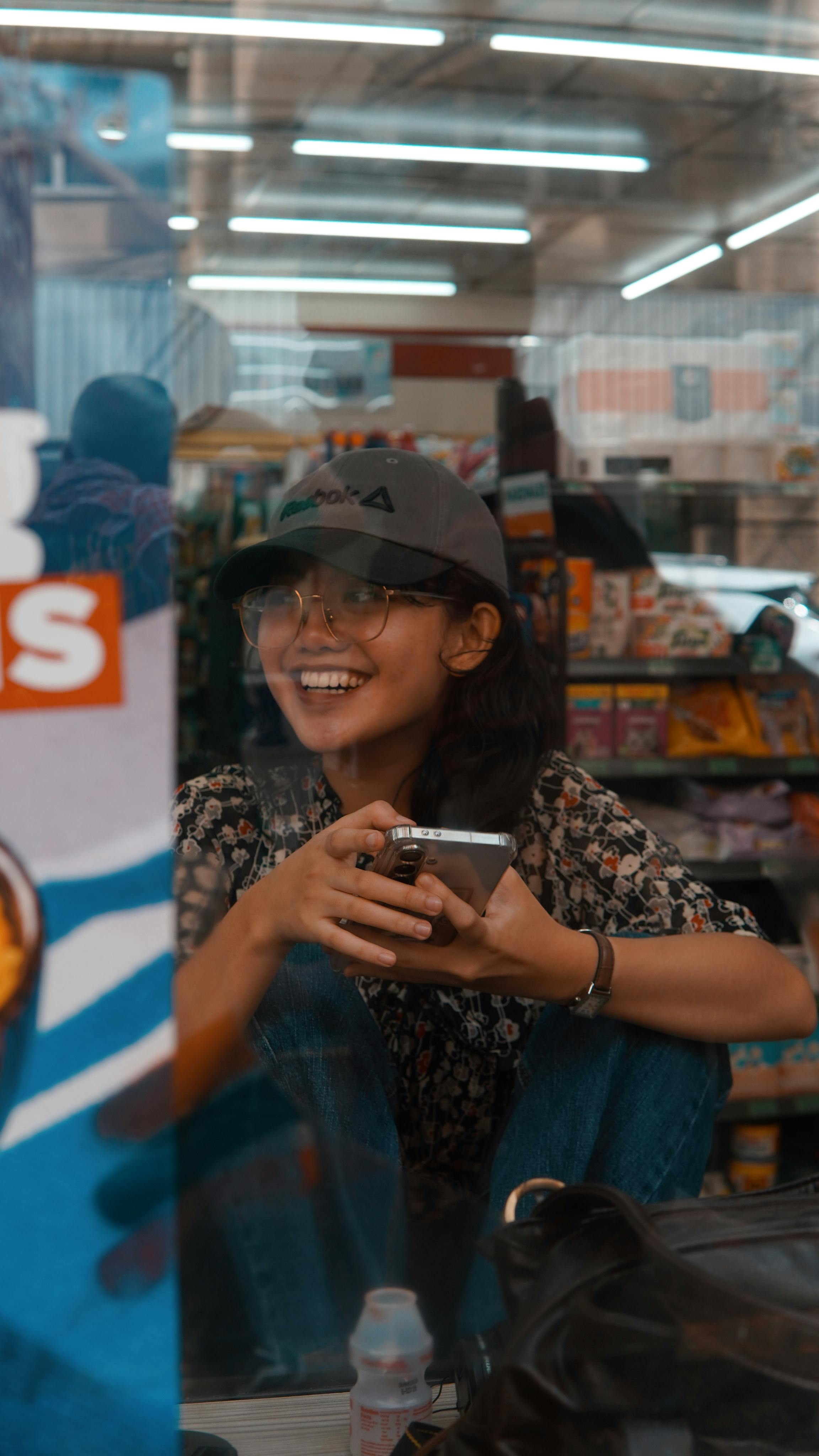 Ücretsiz akıllı telefon, bardaklar, boş zaman içeren Ücretsiz stok fotoğraf Stok Fotoğraflar