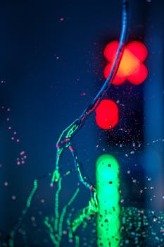 这幅抽象艺术作品引人入胜，色彩缤纷的光影与水珠交相辉映