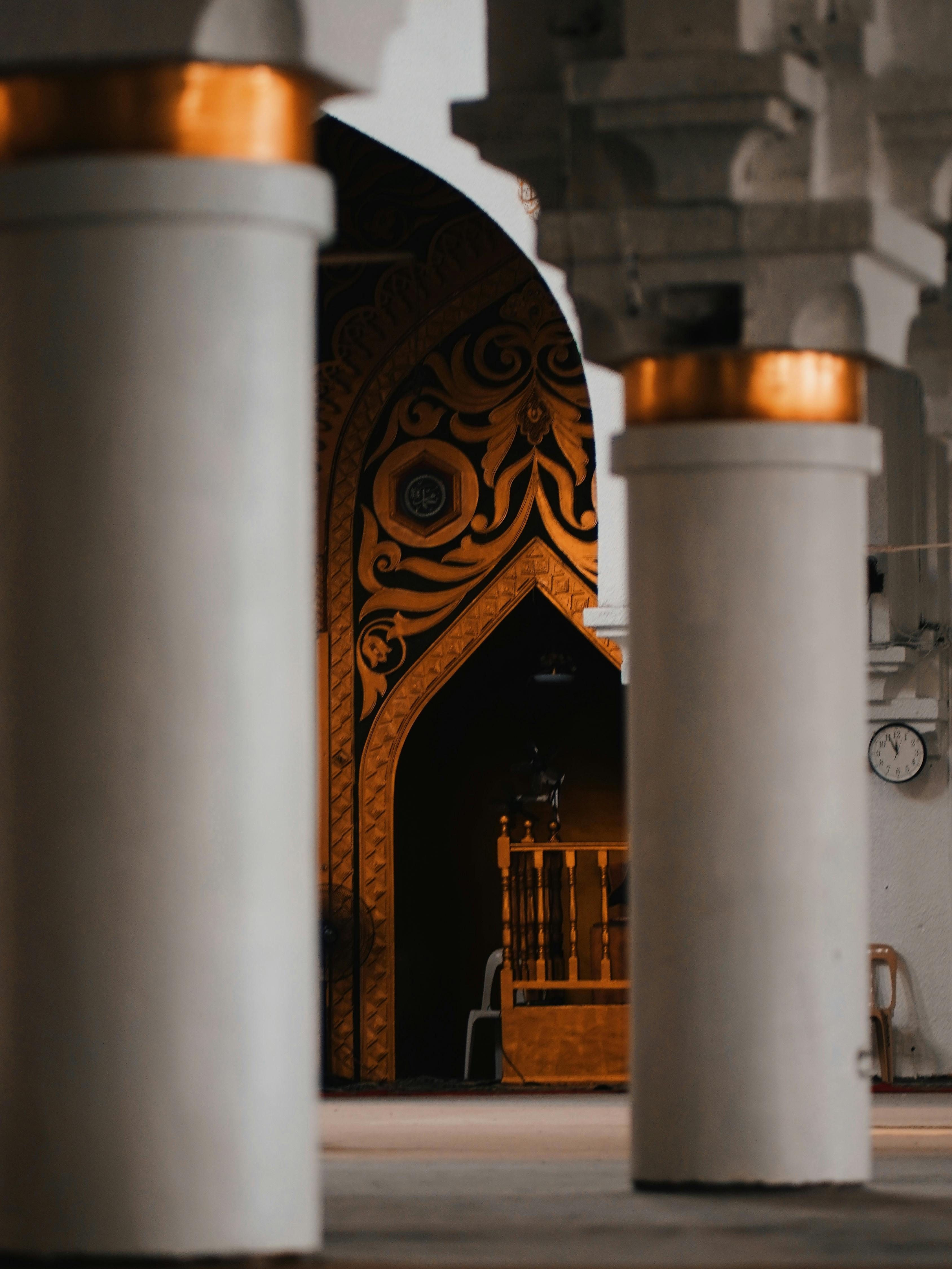 Ücretsiz Dekoratif sütunlar ve süslü kemerli giriş tasarımlarıyla dikkat çeken, incelikli iç mimari. Stok Fotoğraflar