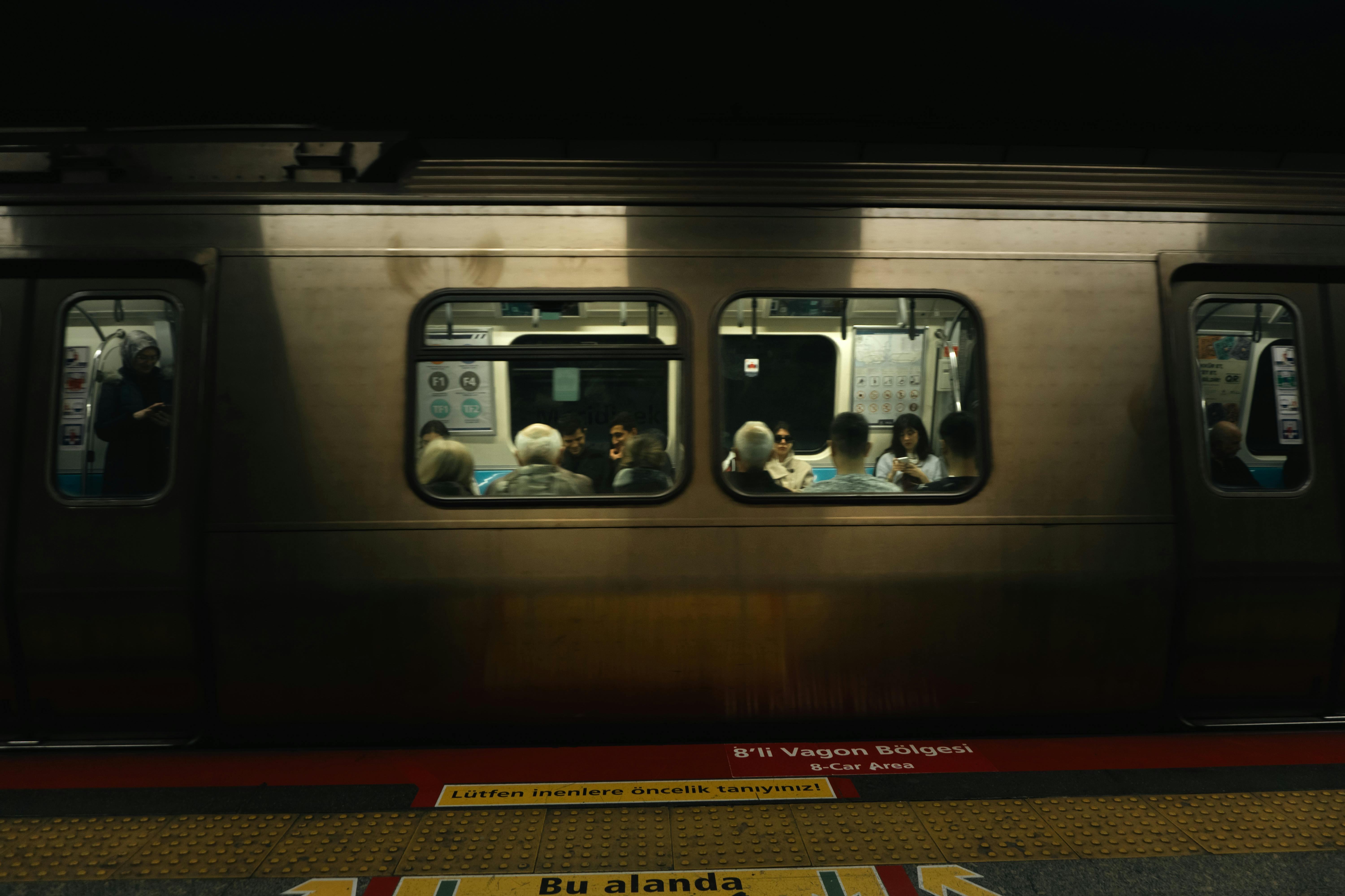 Ücretsiz İstanbul'da bir metro treninin içinde oturan yolcuların görüntüsü. Stok Fotoğraflar