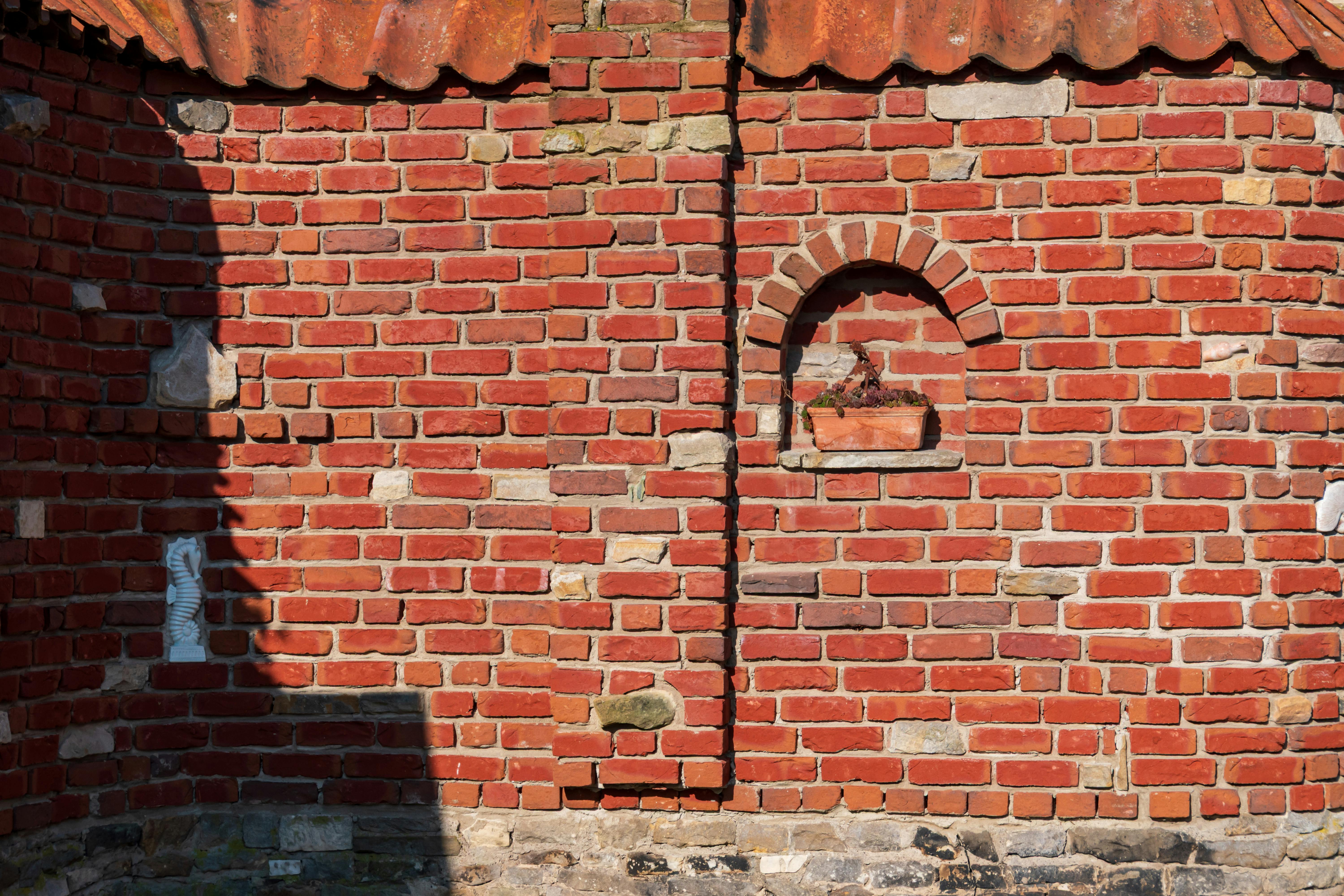 Gratis Primer plano de un histórico muro de ladrillo rojo con sombras en Coesfeld, Alemania. Foto de stock