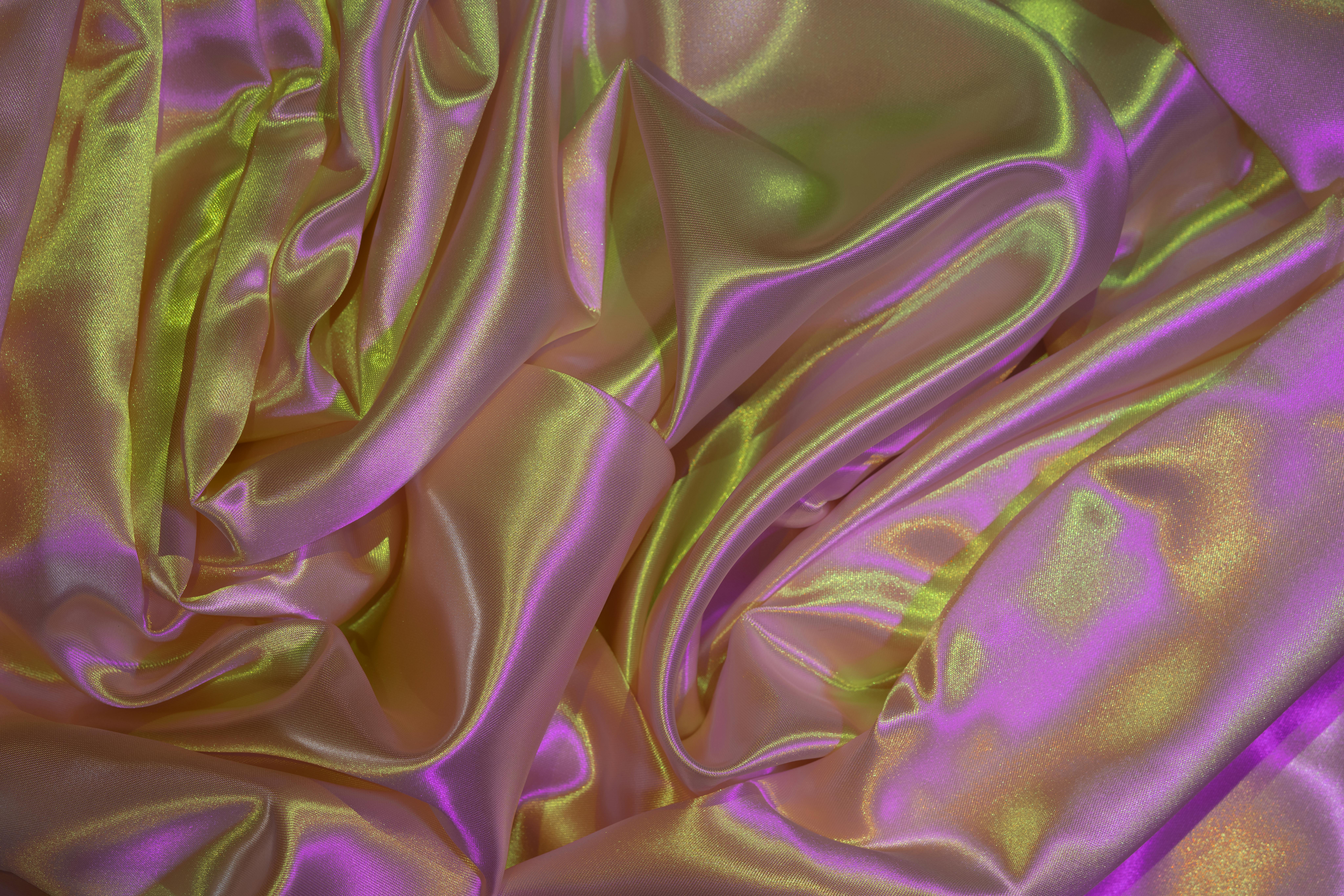 Ücretsiz Parlak desenleri ve ışıltılı dokuları sergileyen, ışıl ışıl ipek kumaşın canlı bir yakın çekim fotoğrafı. Stok Fotoğraflar