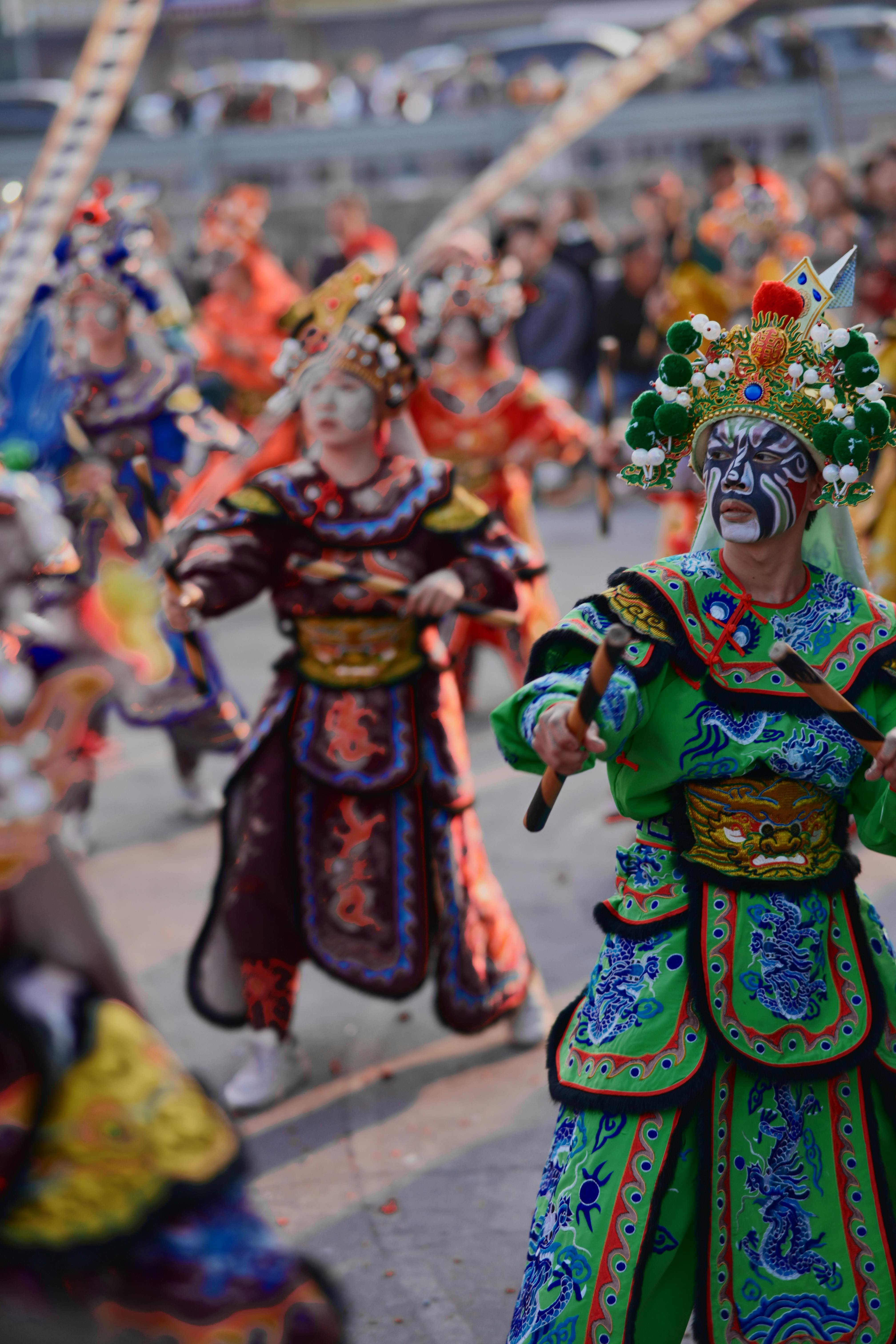 Ilmainen Värikäs kiinalainen paraati, jossa esiintyjät ovat pukeutuneet hienoihin perinteisiin asuihin ja maalattuihin kasvoihin. Kuvapankkikuva