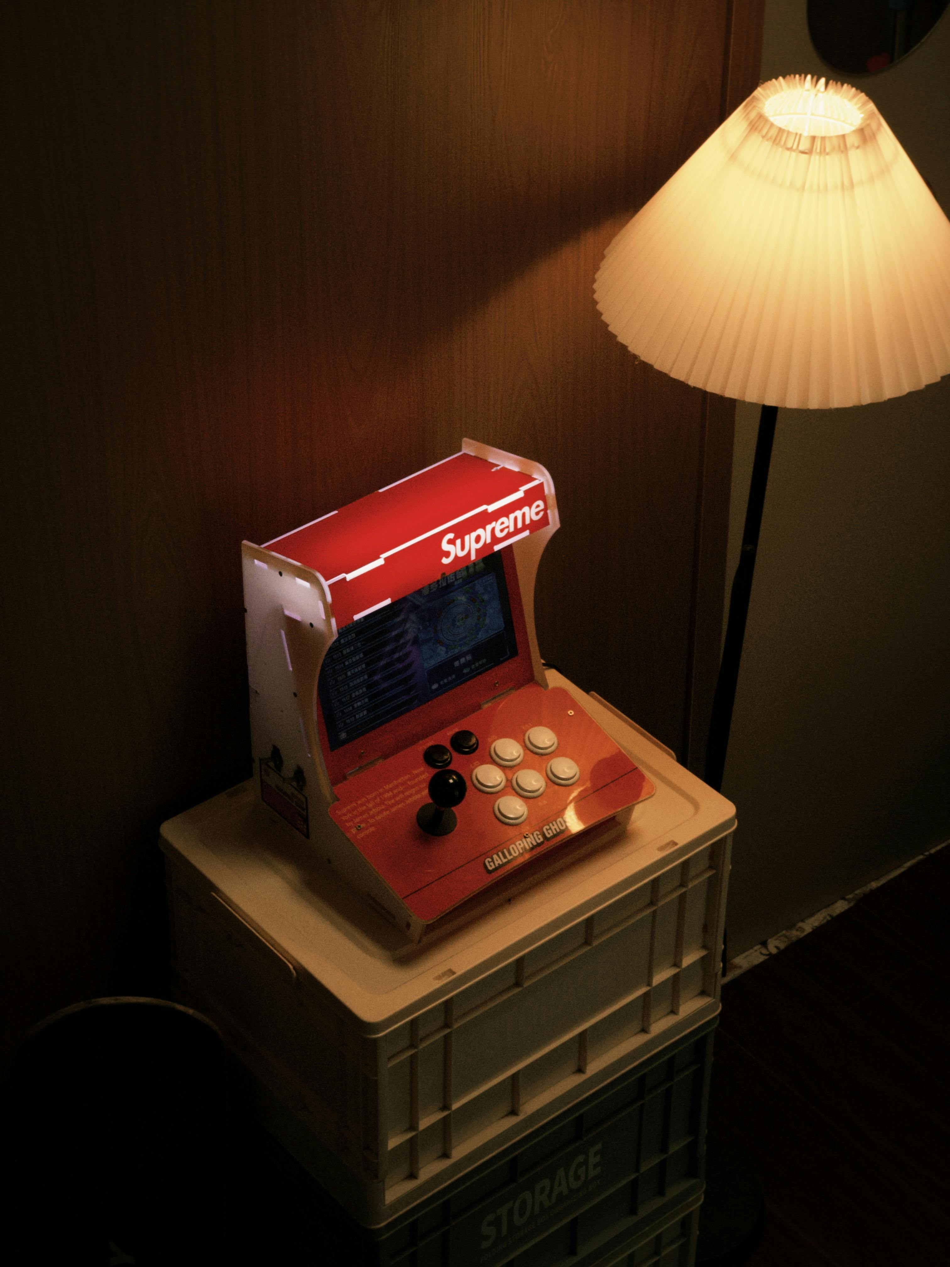 Kostnadsfria Retro mini-arkadskåp med mjuk belysning i mysig inomhusmiljö. Stock foto