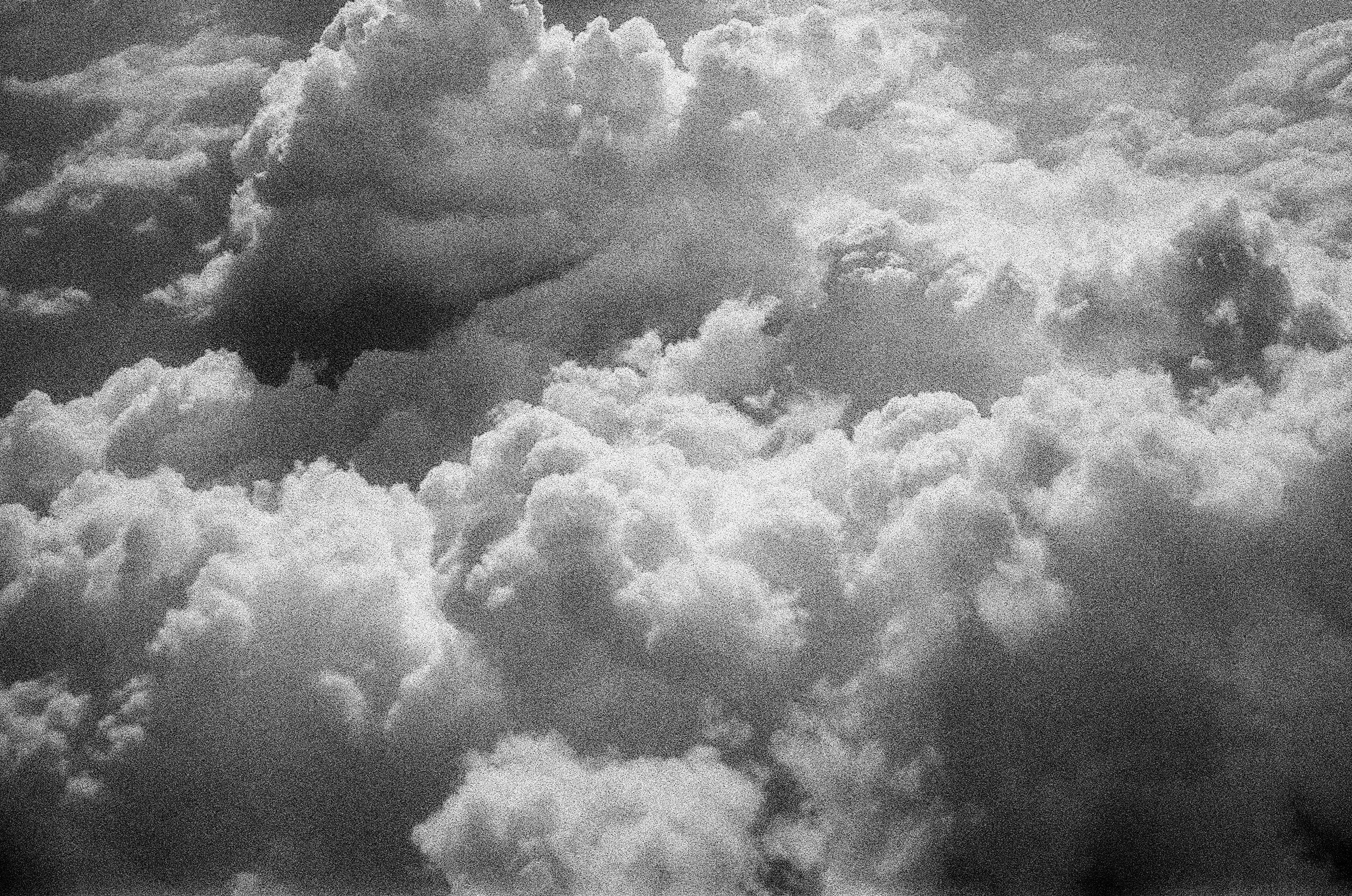 Miễn phí Một bức ảnh đen trắng đầy ấn tượng ghi lại hình ảnh những đám mây trắng bồng bềnh trên bầu trời. Ảnh lưu trữ