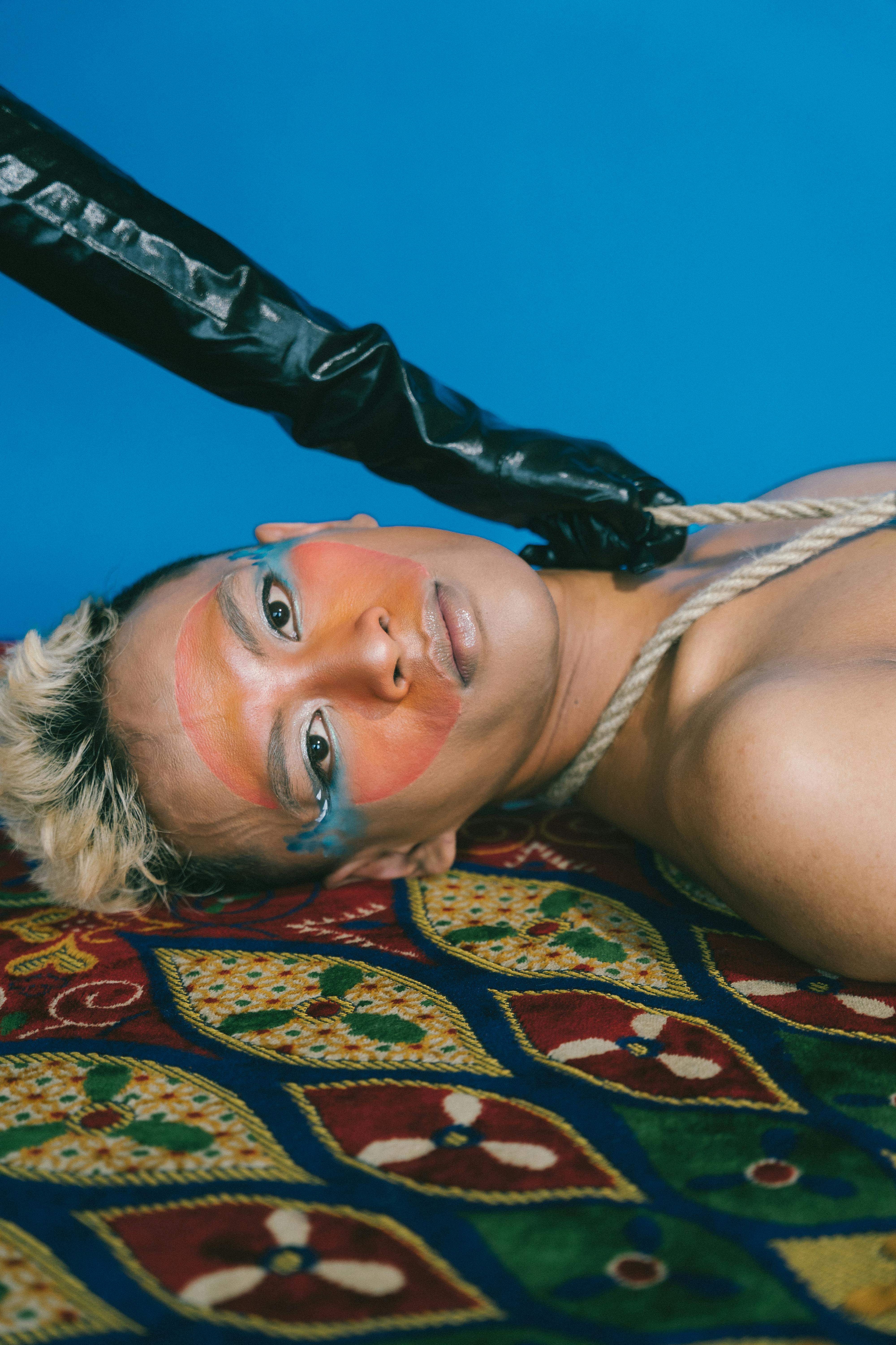 Miễn phí Một bức chân dung táo bạo và đầy tính nghệ thuật với lối trang điểm rực rỡ và các yếu tố độc đáo, hoàn hảo cho các dự án sáng tạo. Ảnh lưu trữ