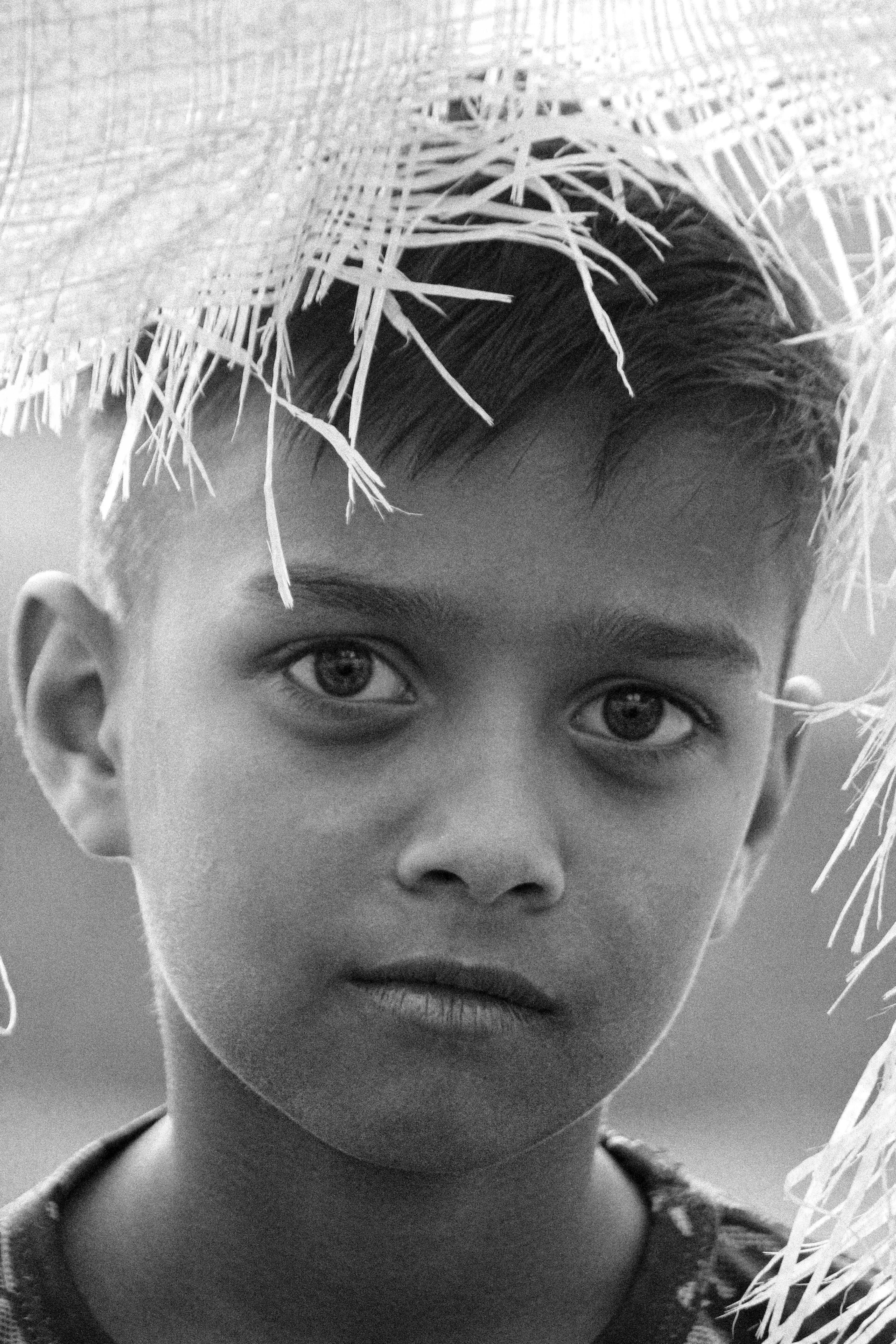 Miễn phí Ảnh chân dung đen trắng cận cảnh một cậu bé với vẻ mặt trầm tư. Ảnh lưu trữ