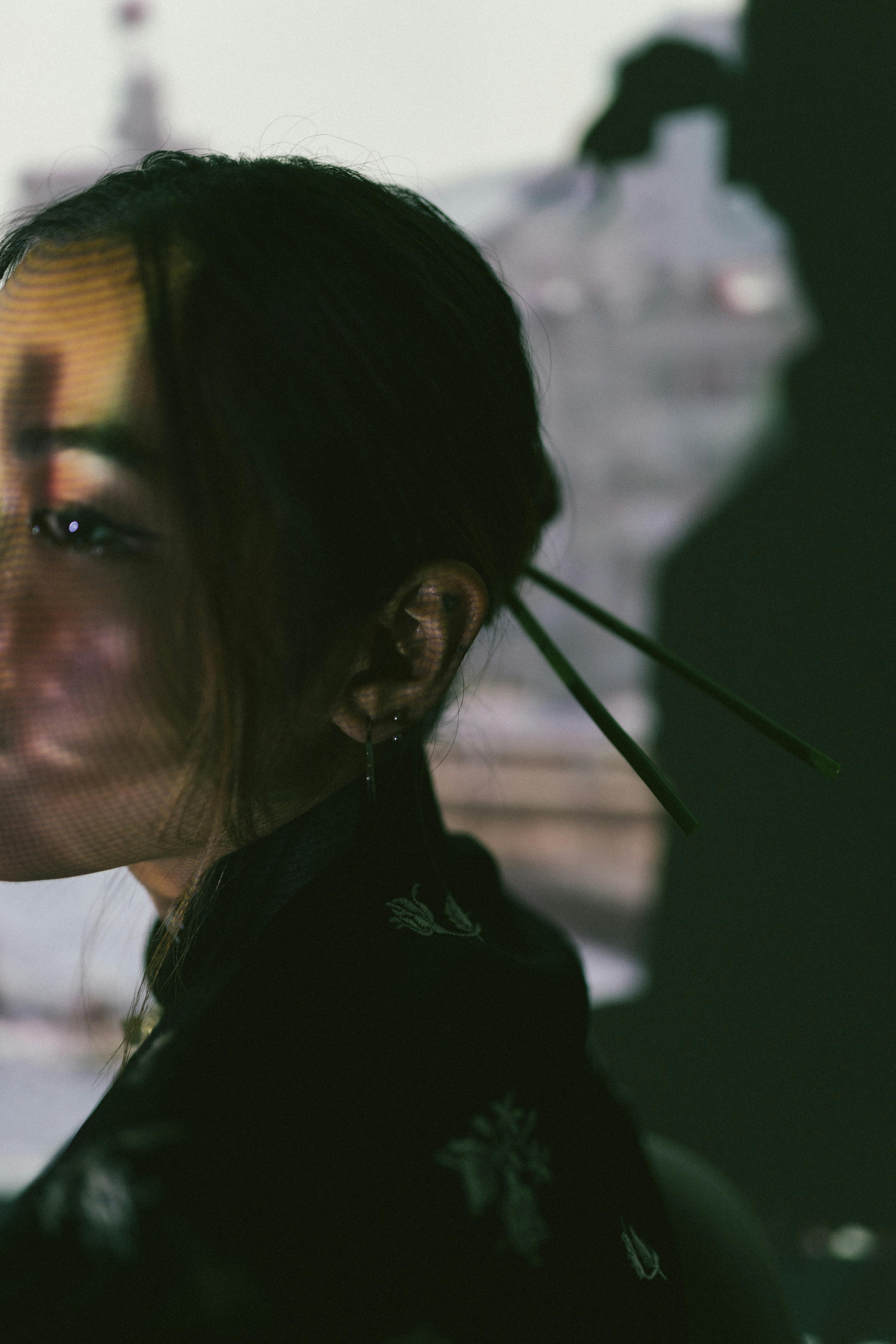 Bezpłatne Kreatywny portret młodej kobiety z projekcjami panoramy miasta, łączący sztukę i fotografię. Zdjęcie z galerii