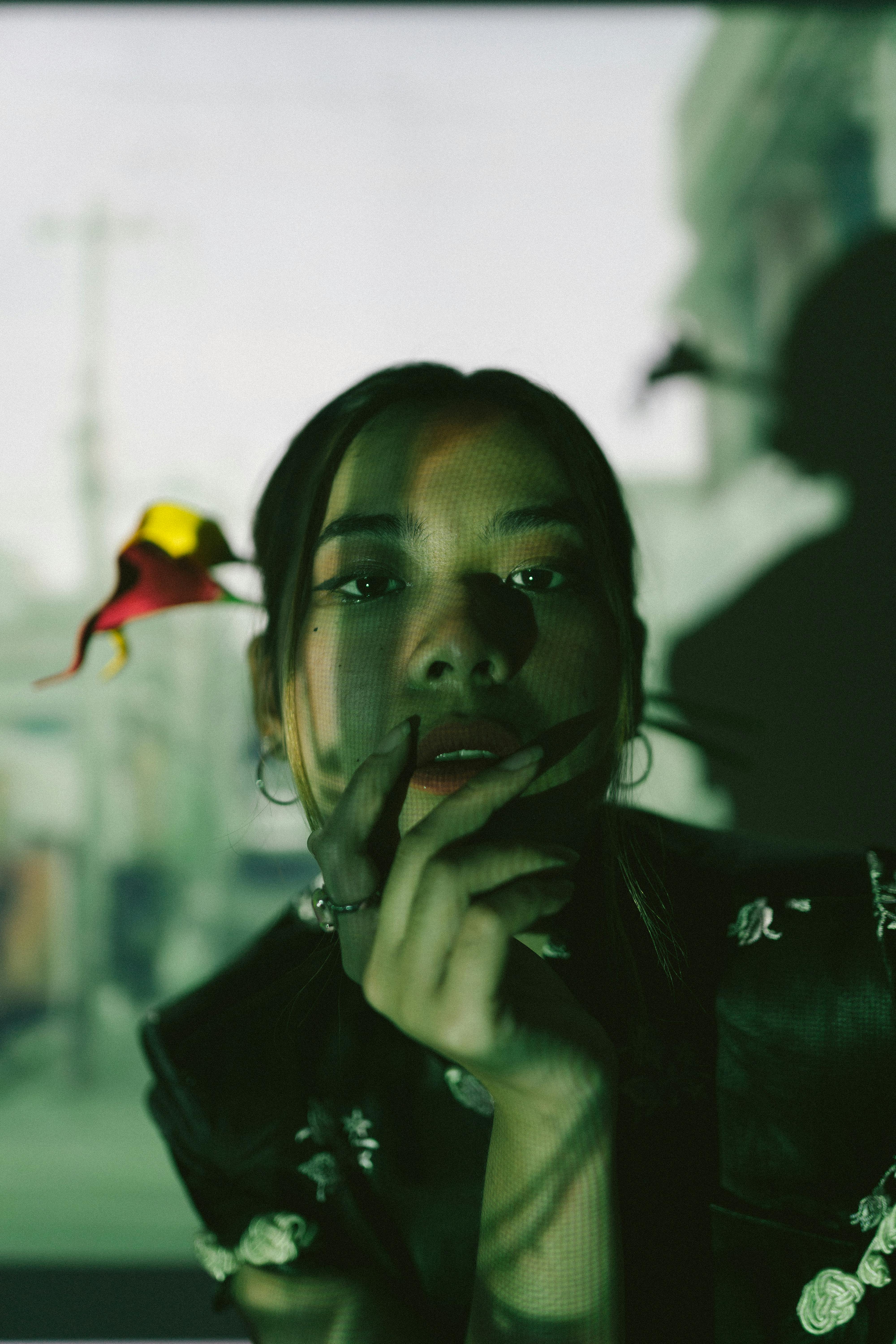 Miễn phí Bức chân dung sáng tạo của một người phụ nữ với hiệu ứng bóng đổ đô thị, tạo nên một không gian nghệ thuật và hiện đại. Ảnh lưu trữ