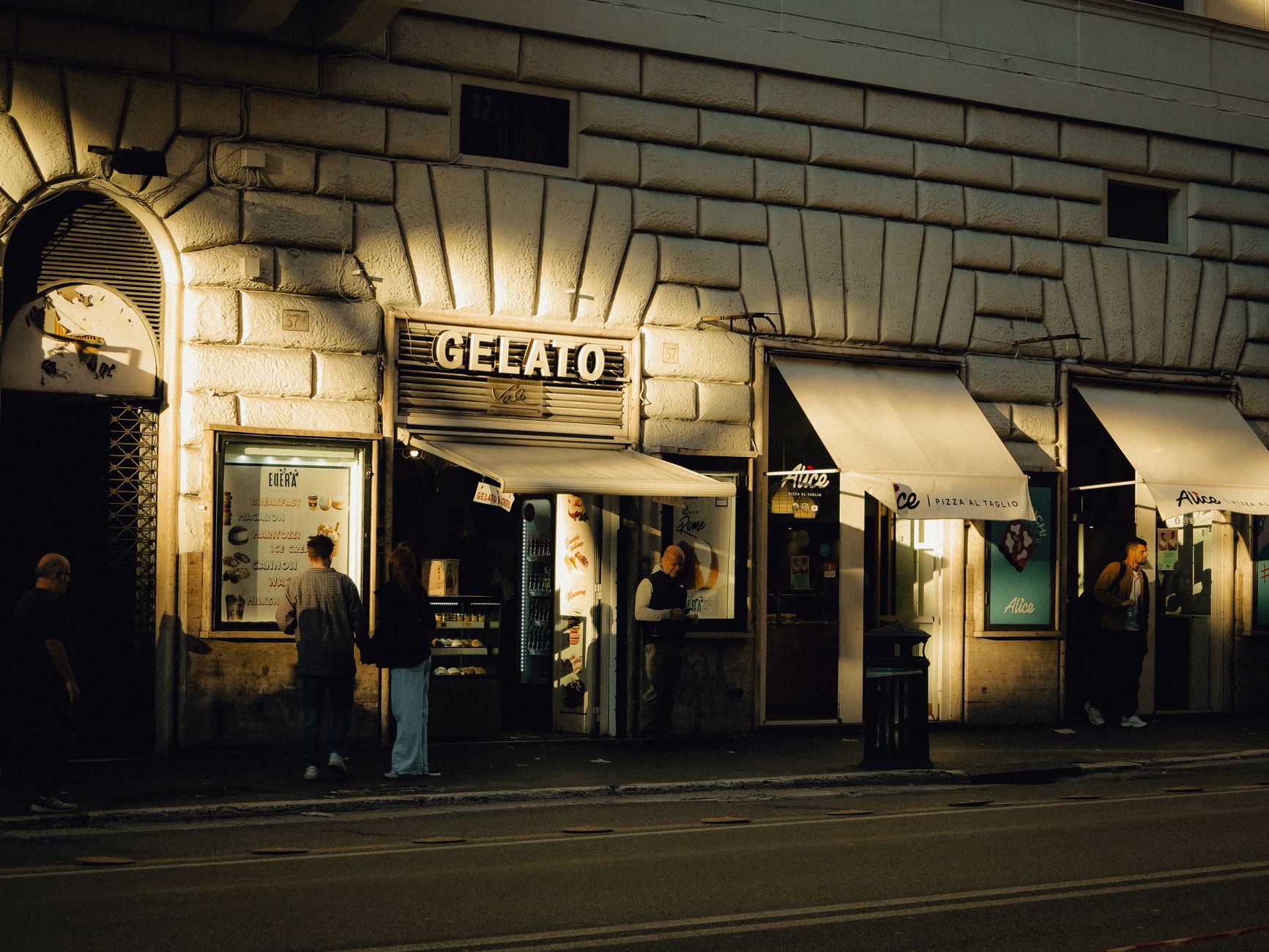 Gelateria di sera con persone all'esterno