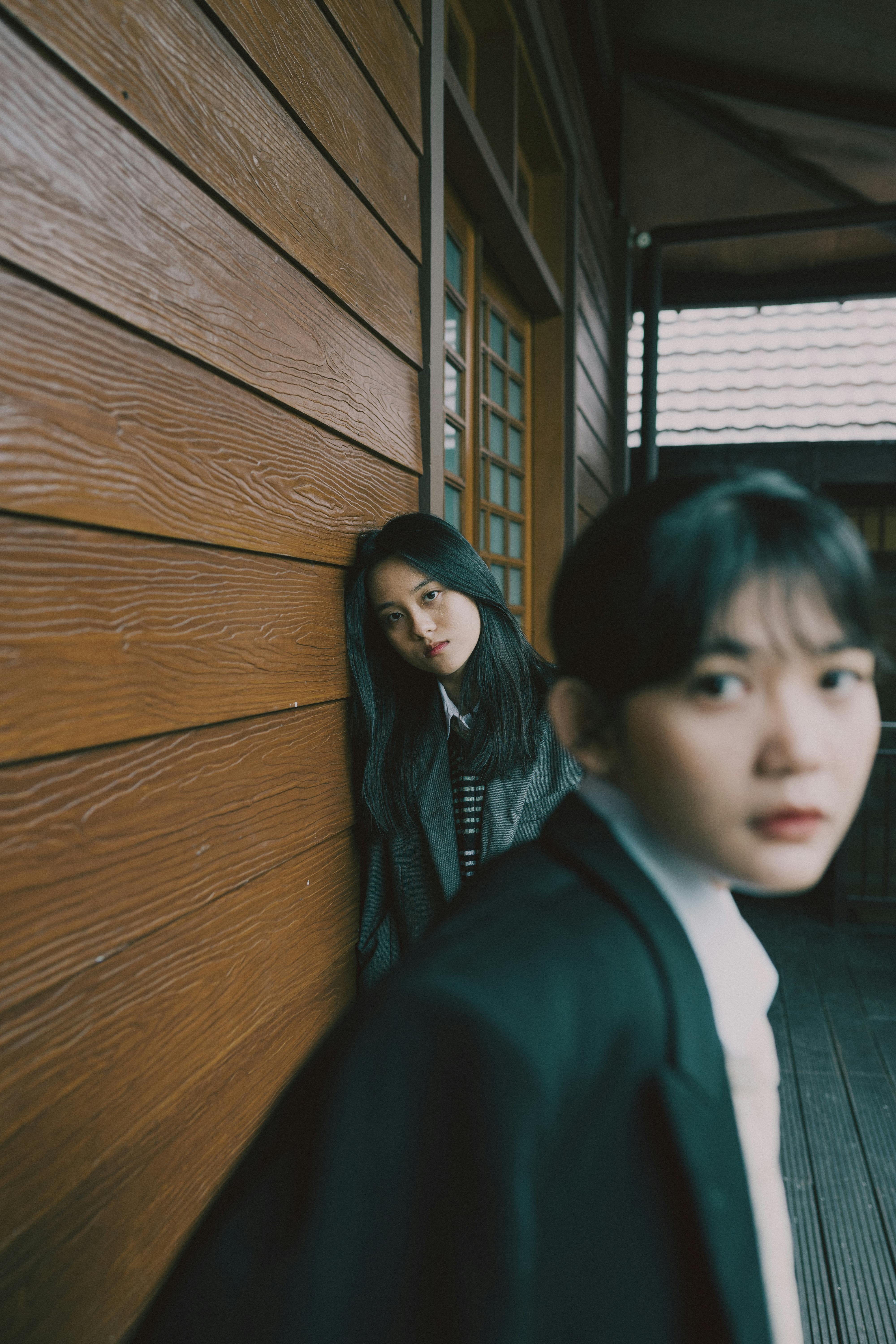 Miễn phí Hai người phụ nữ tạo dáng trầm tư trong một không gian nội thất bằng gỗ, tạo nên một bầu không khí nghệ thuật và đầy cảm xúc. Ảnh lưu trữ