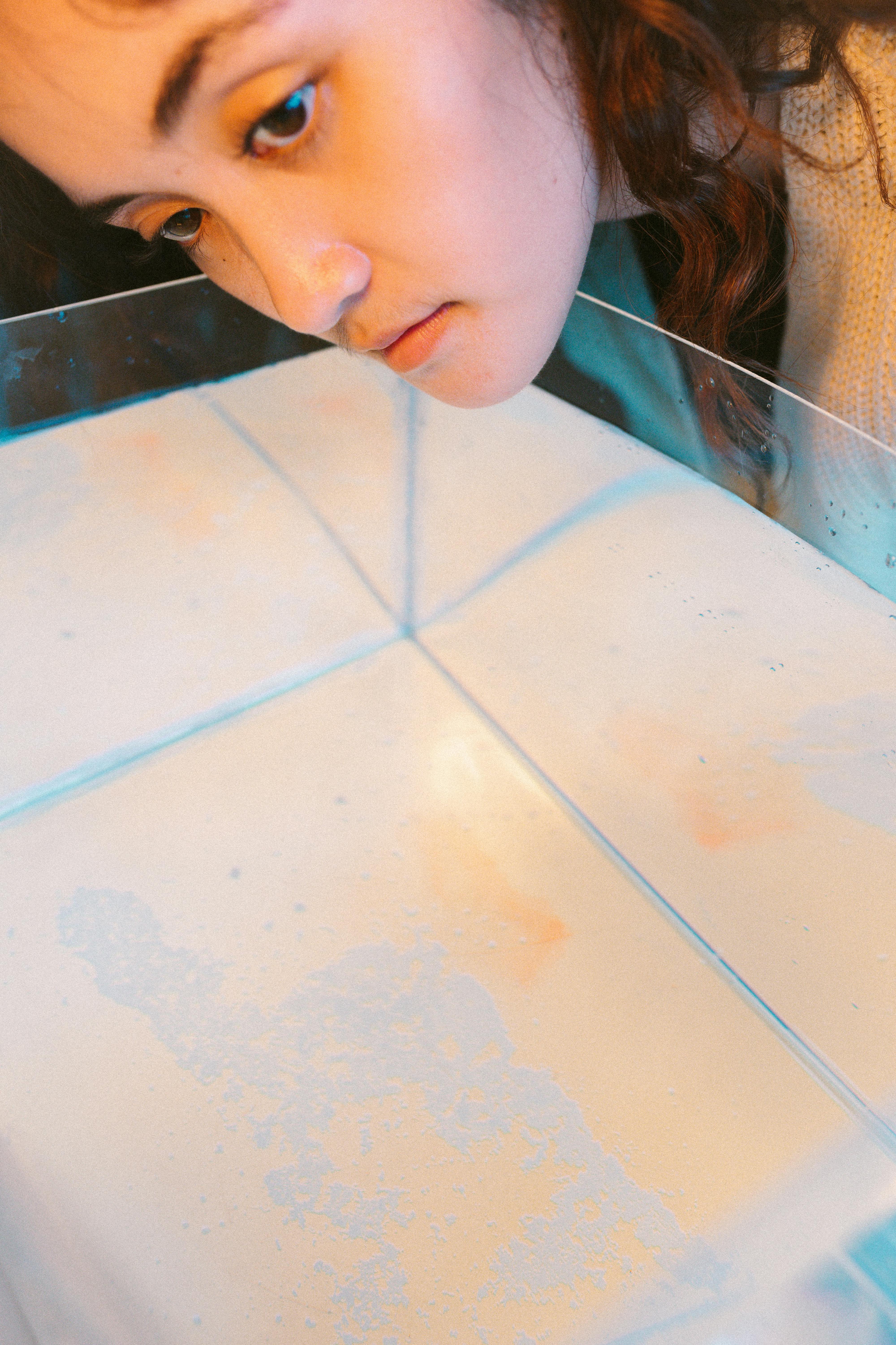 Ücretsiz Bir kadın, bilimsel bir deneyi büyük bir ilgi ve dikkatle gözlemliyor. Stok Fotoğraflar