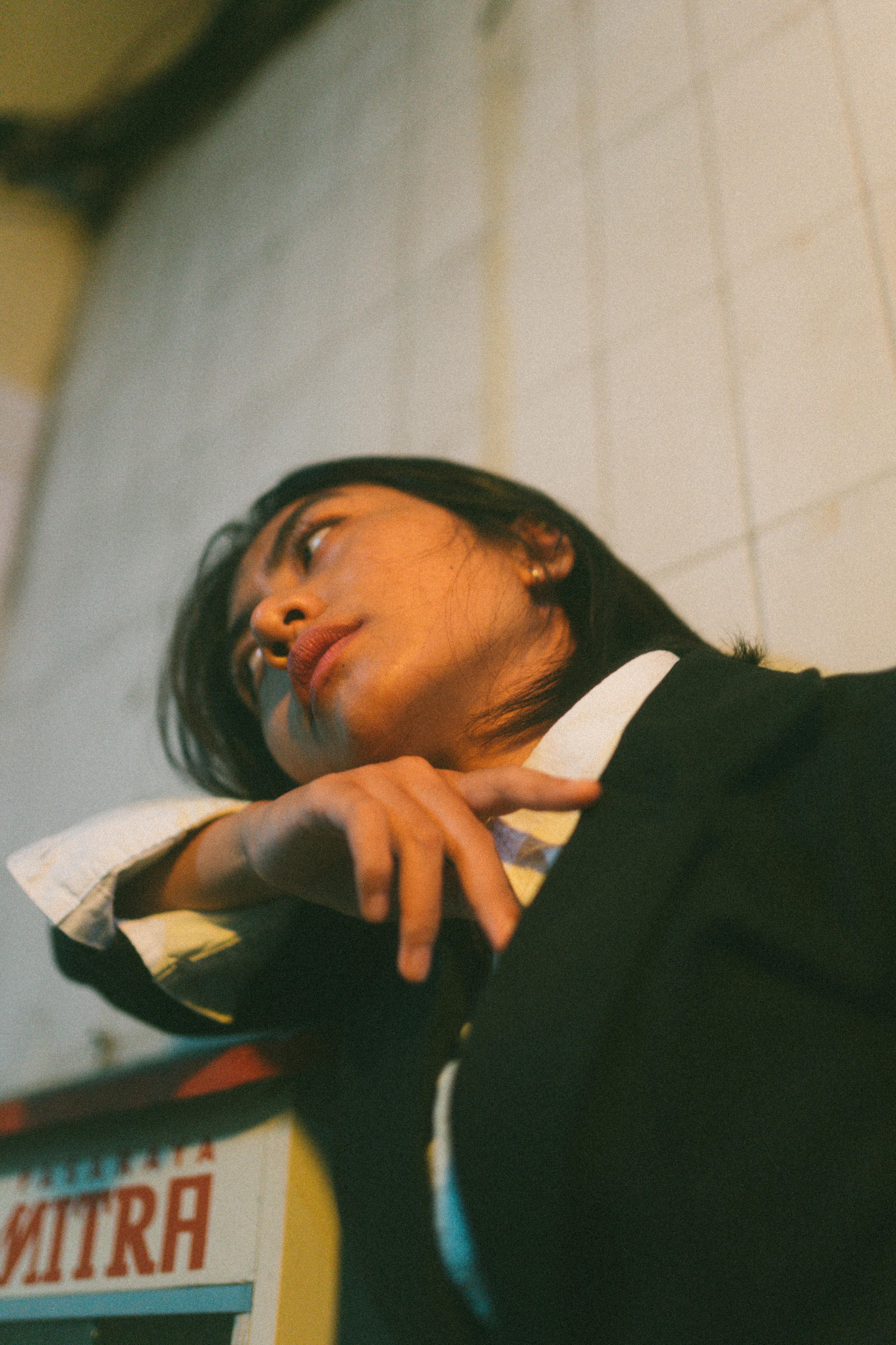 Ücretsiz Loş bir kentsel ortamda, içe dönüklüğü yansıtan, genç bir yetişkinin hüzünlü portresi. Stok Fotoğraflar