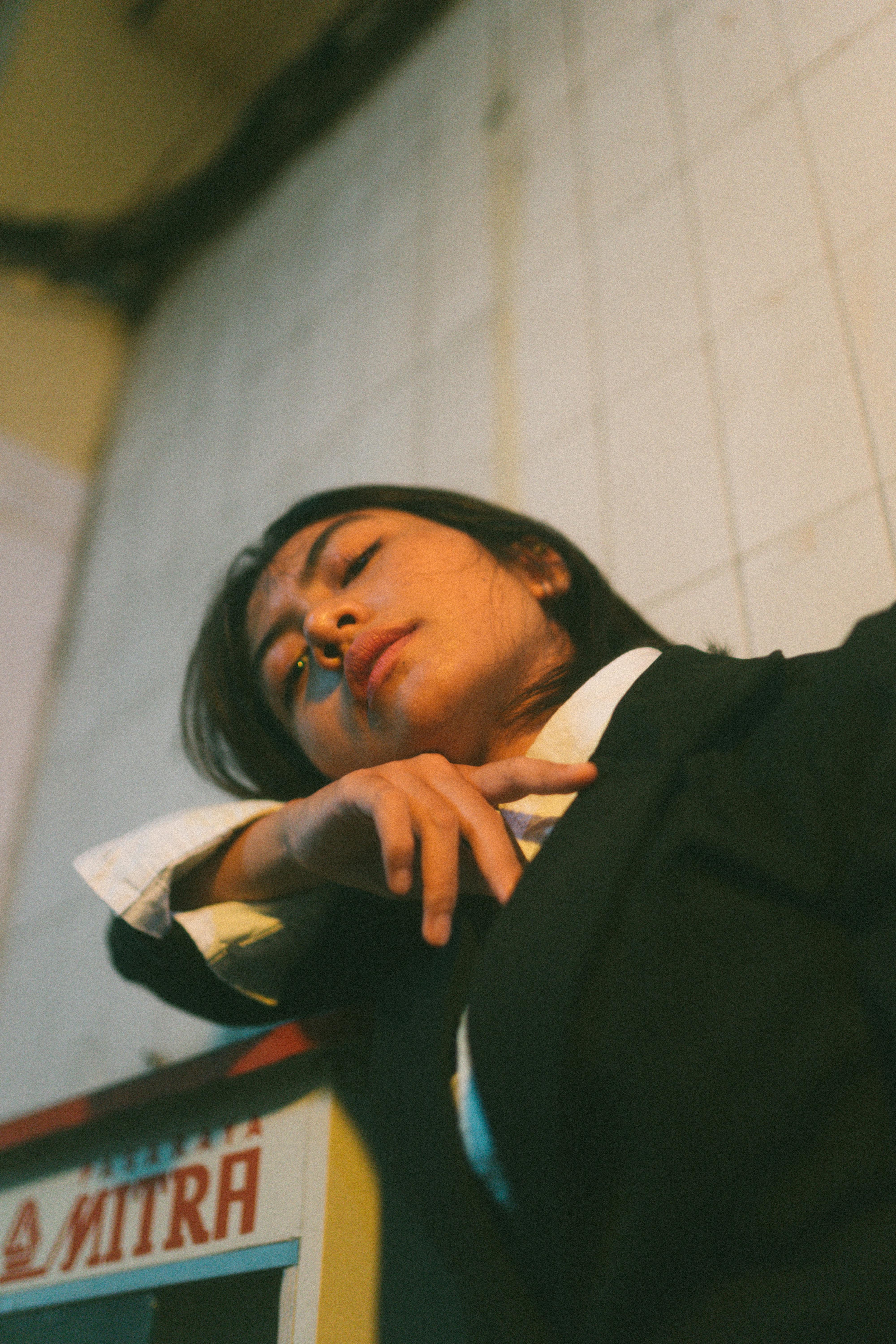 Zadarmo Portrét sebavedomého dospelého človeka s výraznou pózou v mestskom prostredí, prejavujúci štýl a postoj. Fotka z fotobanky