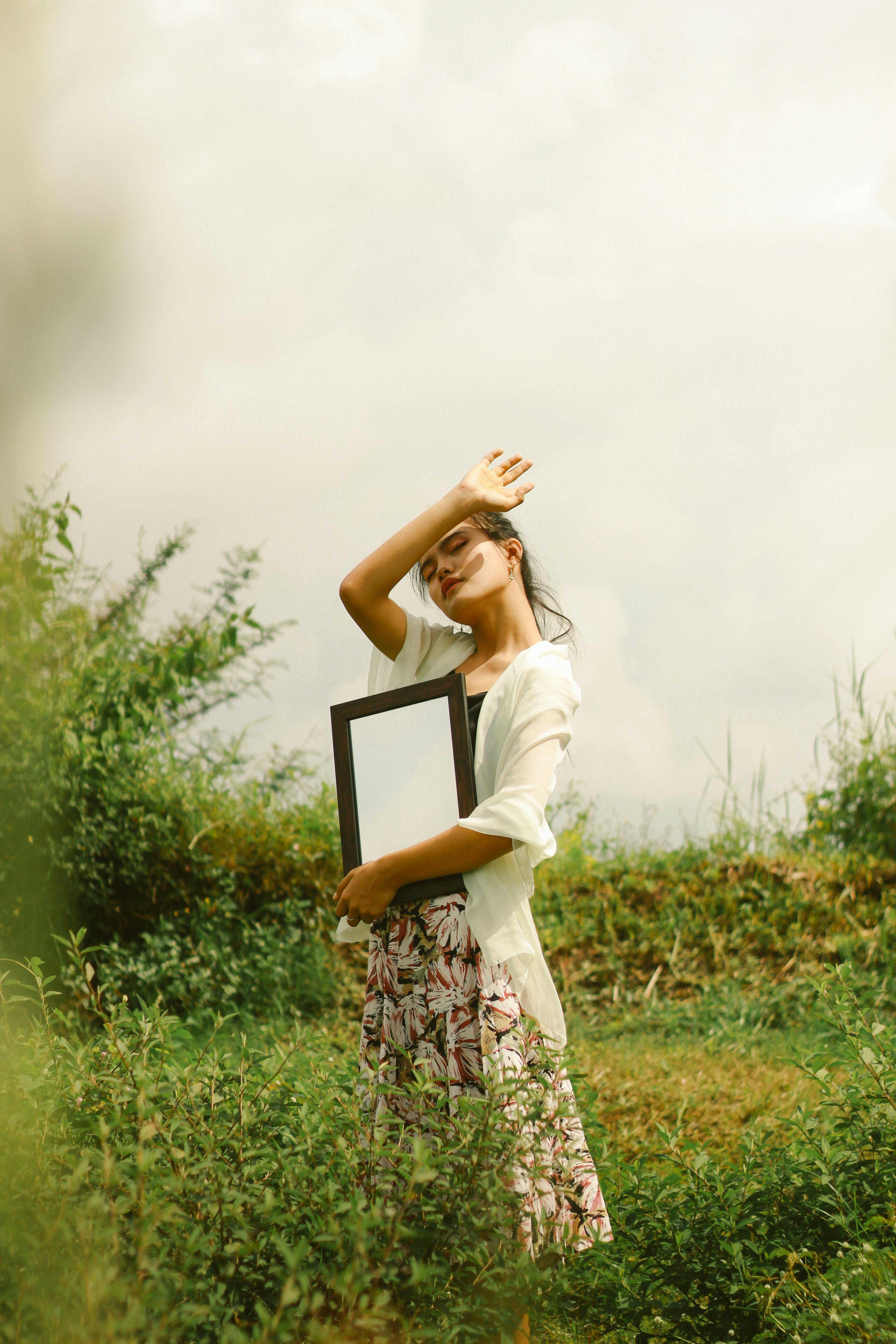 Bezpłatne Darmowe zdjęcie z galerii z biała koszula, dziewczyna, ekspresja Zdjęcie z galerii