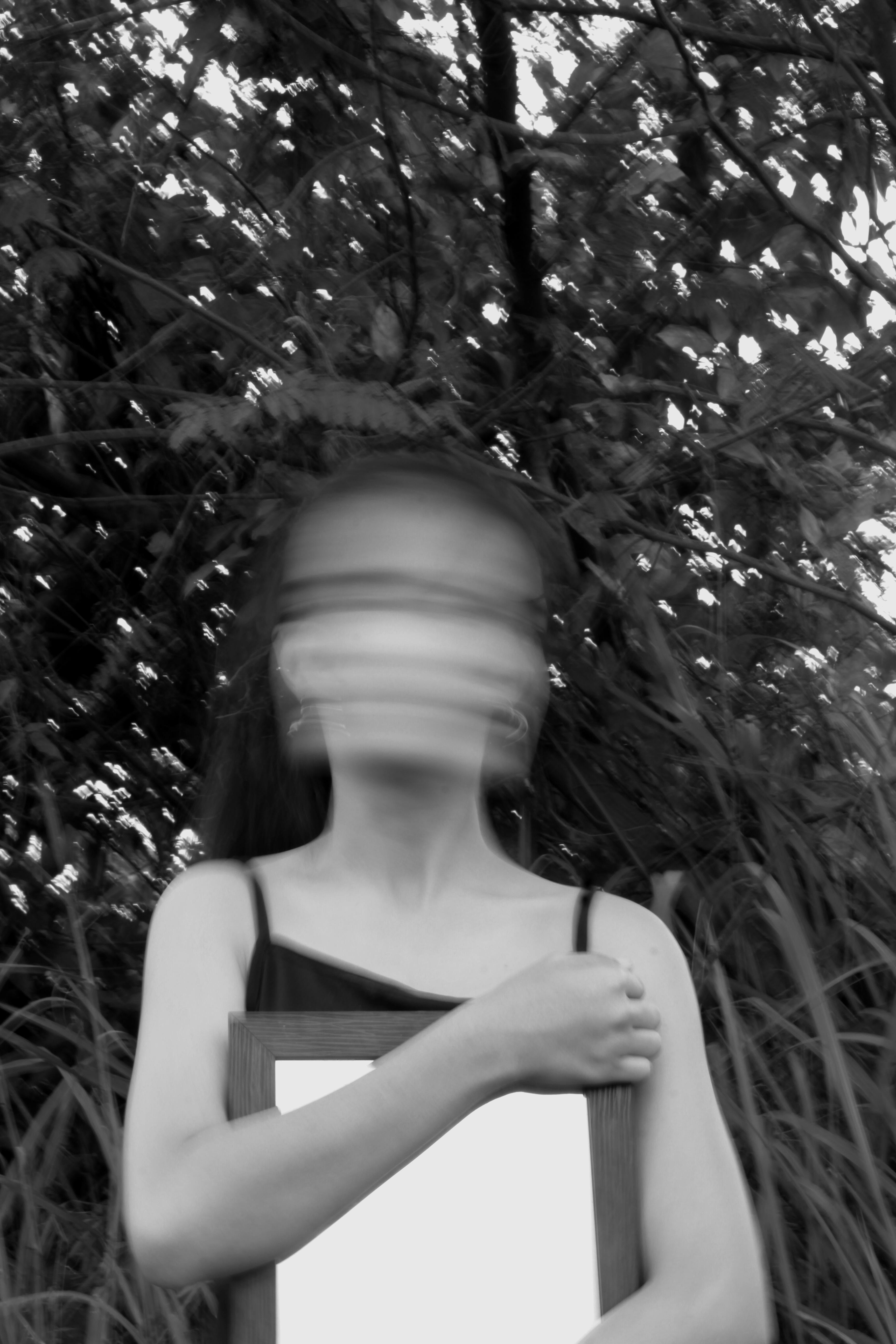 Gratis Abstrakt svart-hvitt-portrett med bevegelsesuskarphetseffekt utendørs i skogomgivelser. Arkivbilde