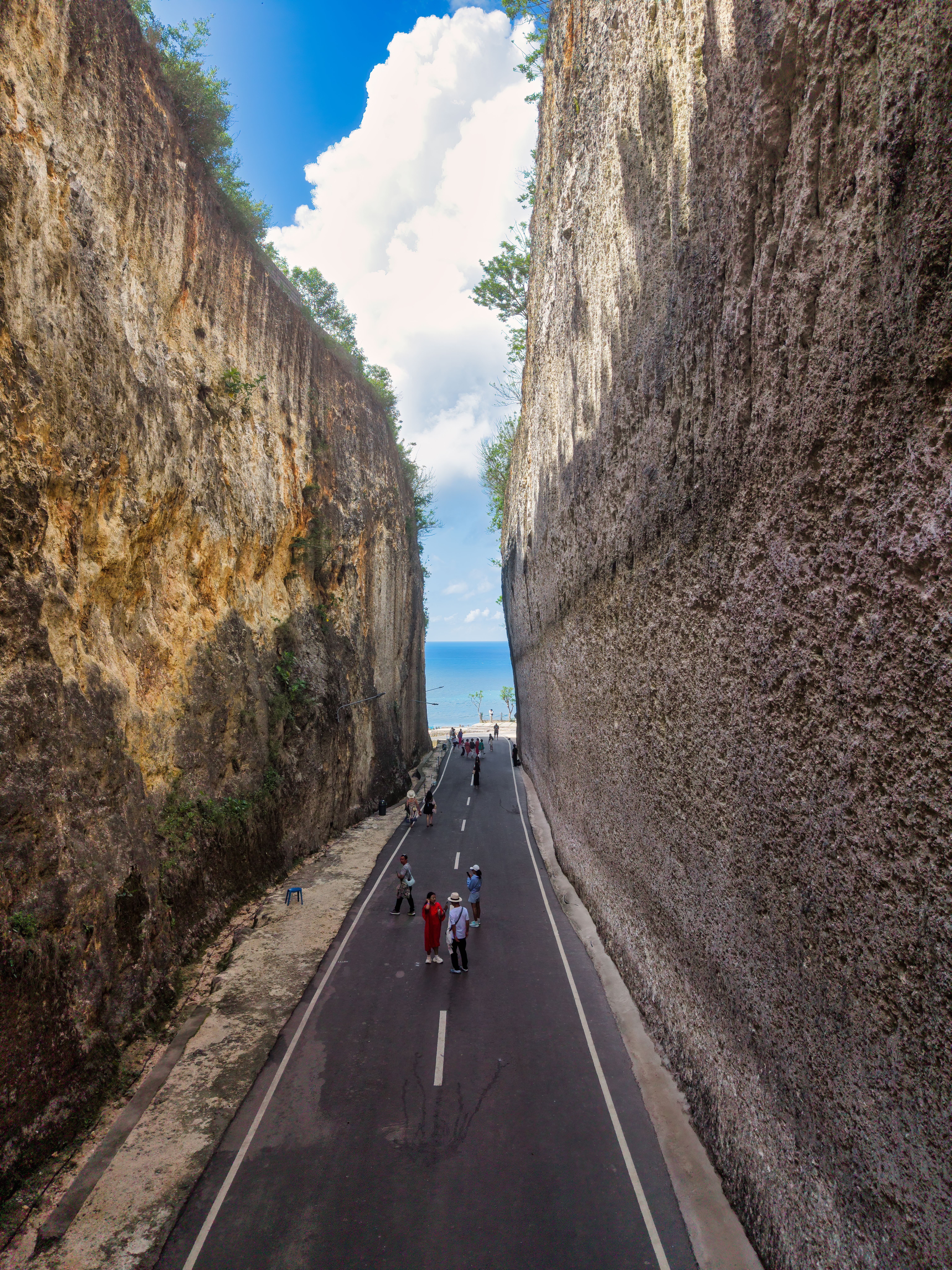 meanwhile, the cliff tsurrounded the entrance to the beach.