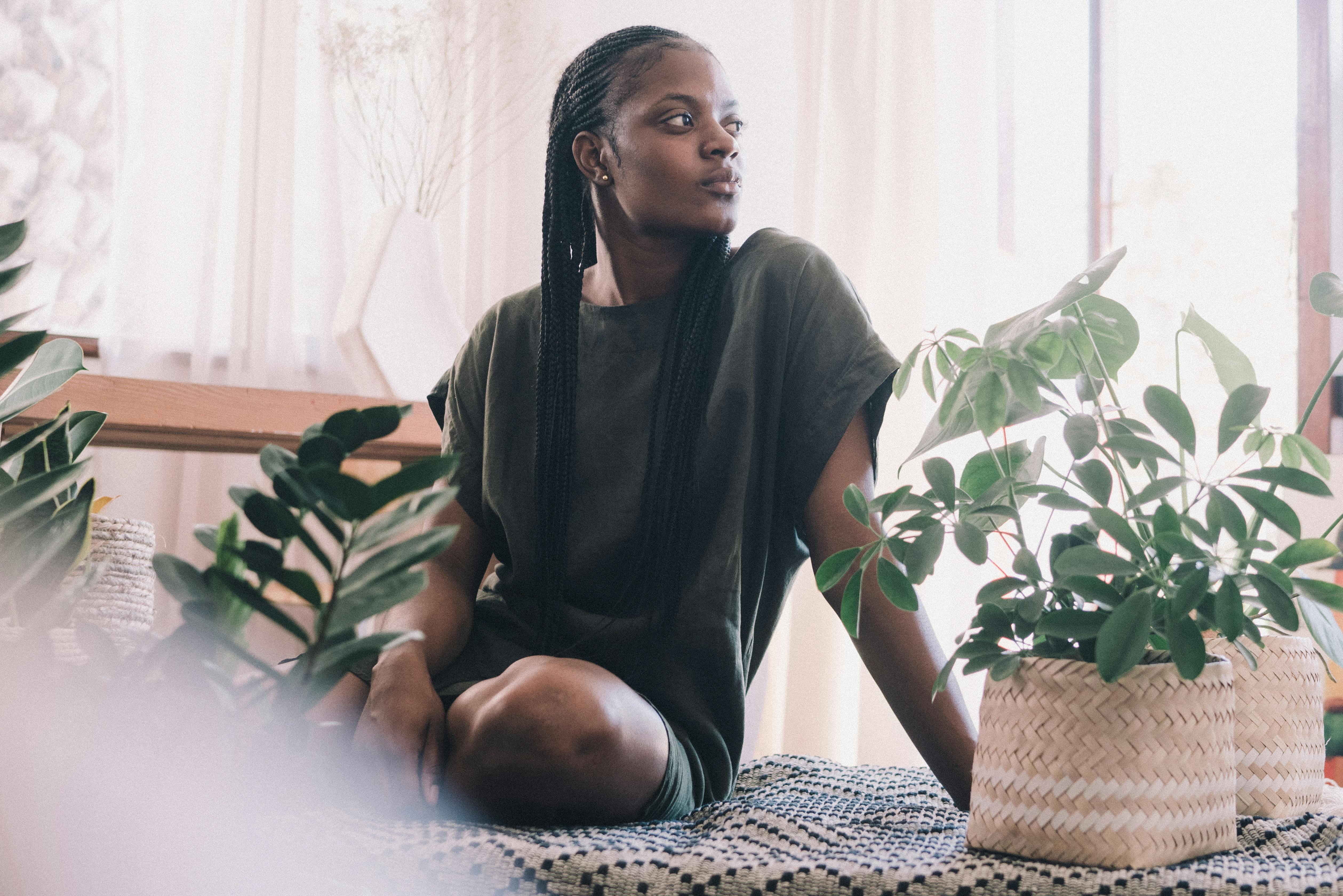 ブラジルのサッカー選手がボールをドリブルする様子