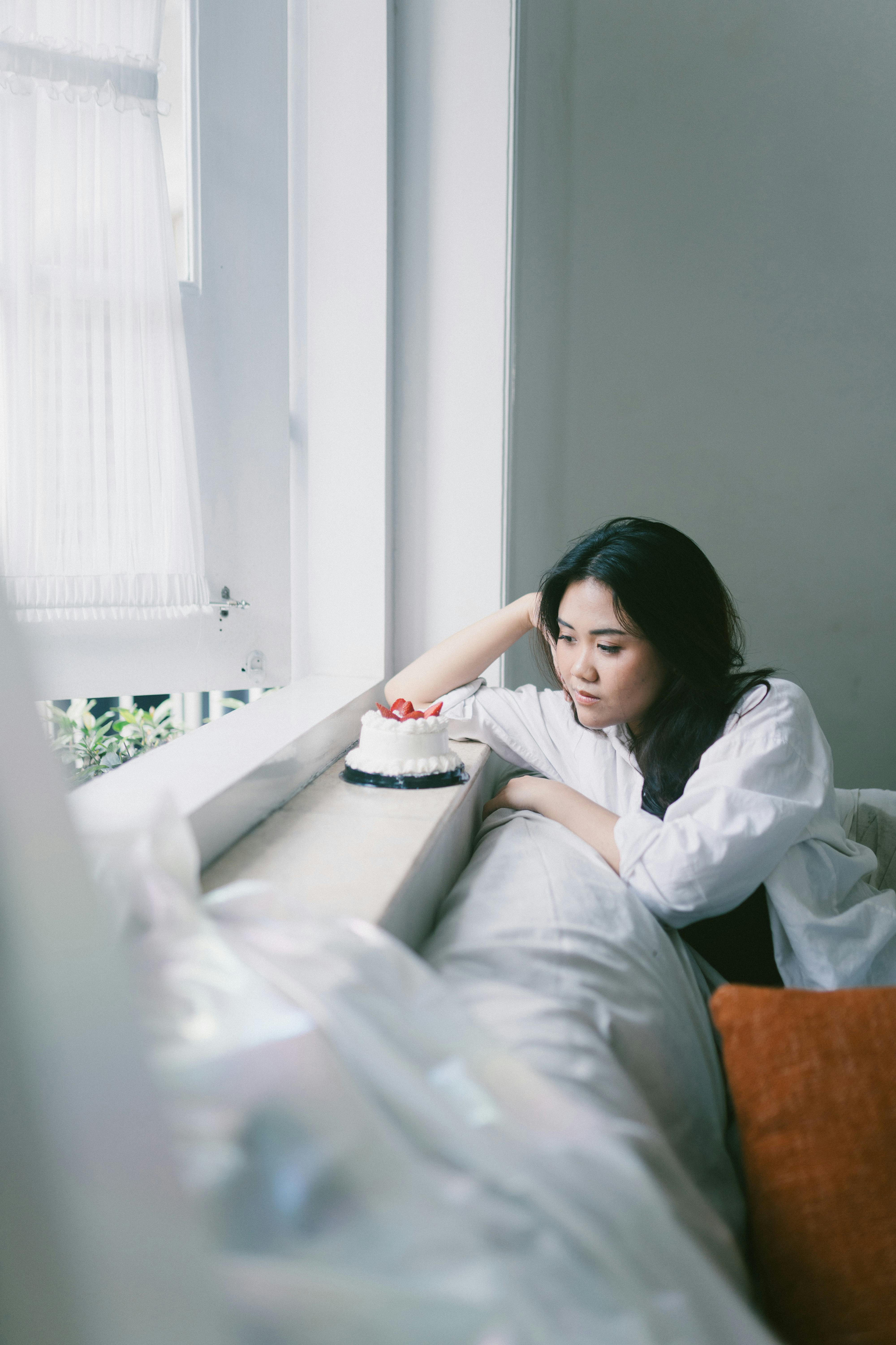 bezplatná Základová fotografie zdarma na téma #krytý, bílá košile, bílé stěny Základová fotografie