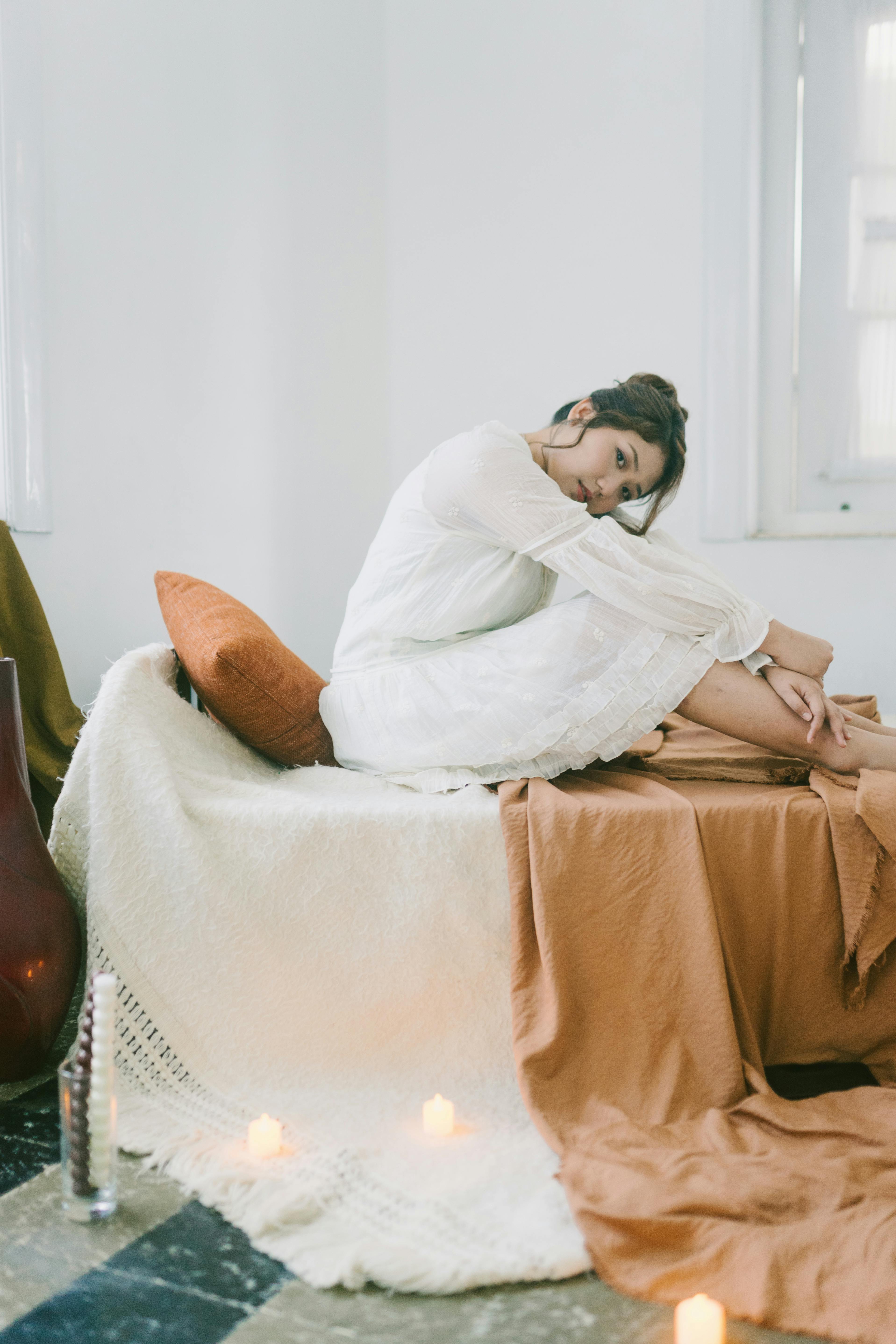 Bezpłatne Darmowe zdjęcie z galerii z #wnętrz, autorefleksja, biała sukienka Zdjęcie z galerii