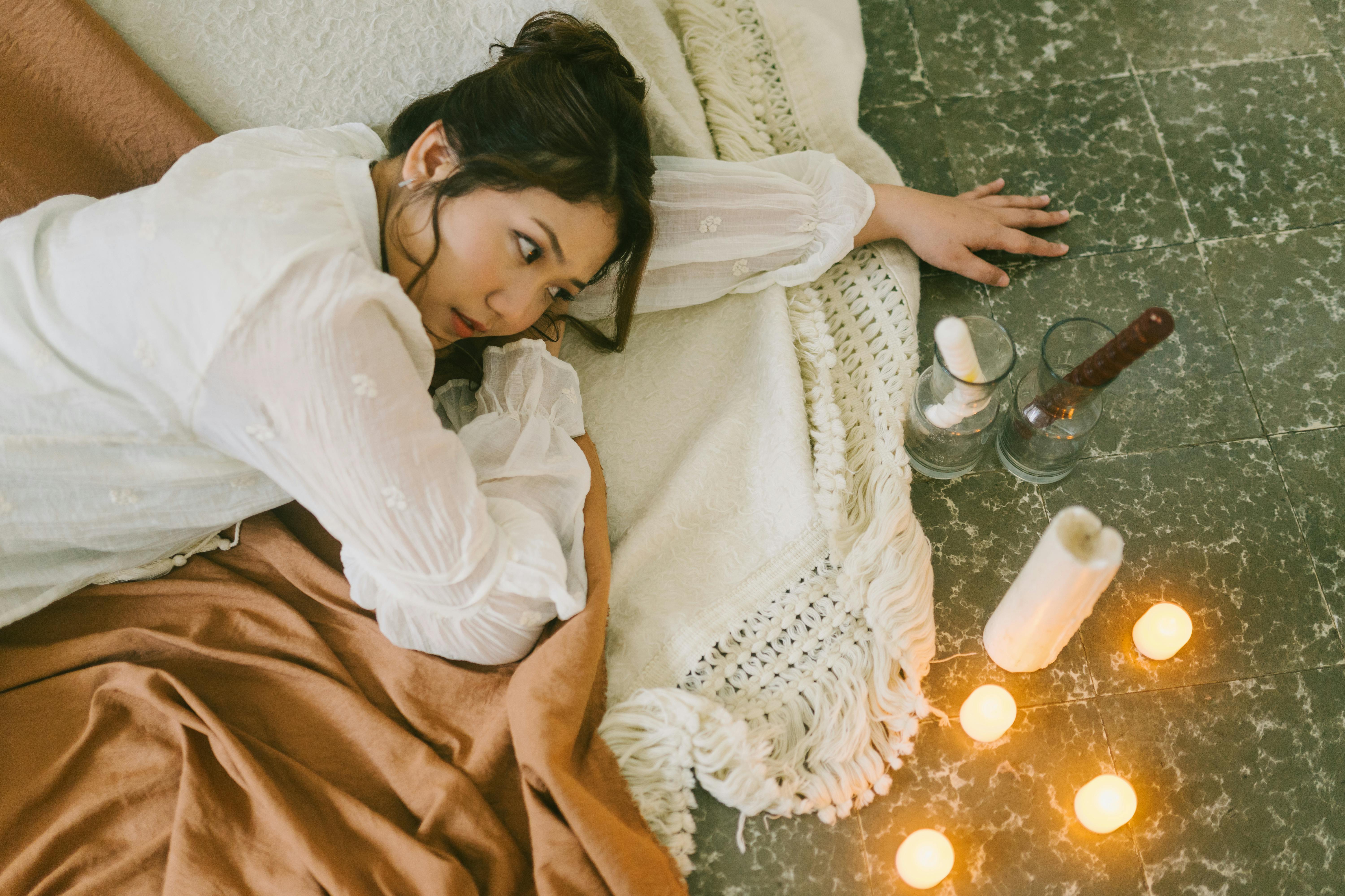 Bezpłatne Darmowe zdjęcie z galerii z #wnętrz, biała bluza, brązowy koc Zdjęcie z galerii