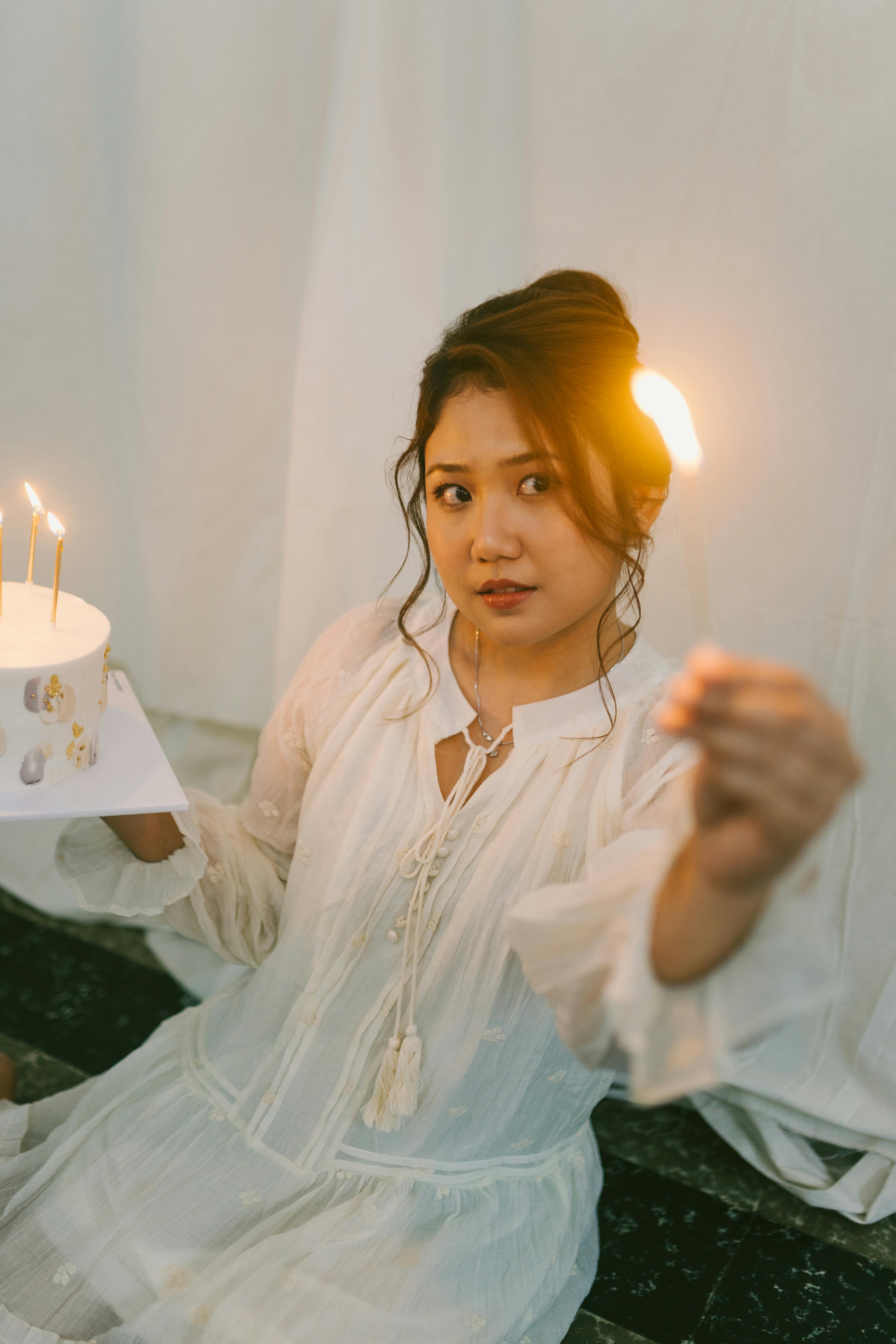 Bezpłatne Darmowe zdjęcie z galerii z biała sukienka, ciasto, ciasto do trzymania w ręku Zdjęcie z galerii