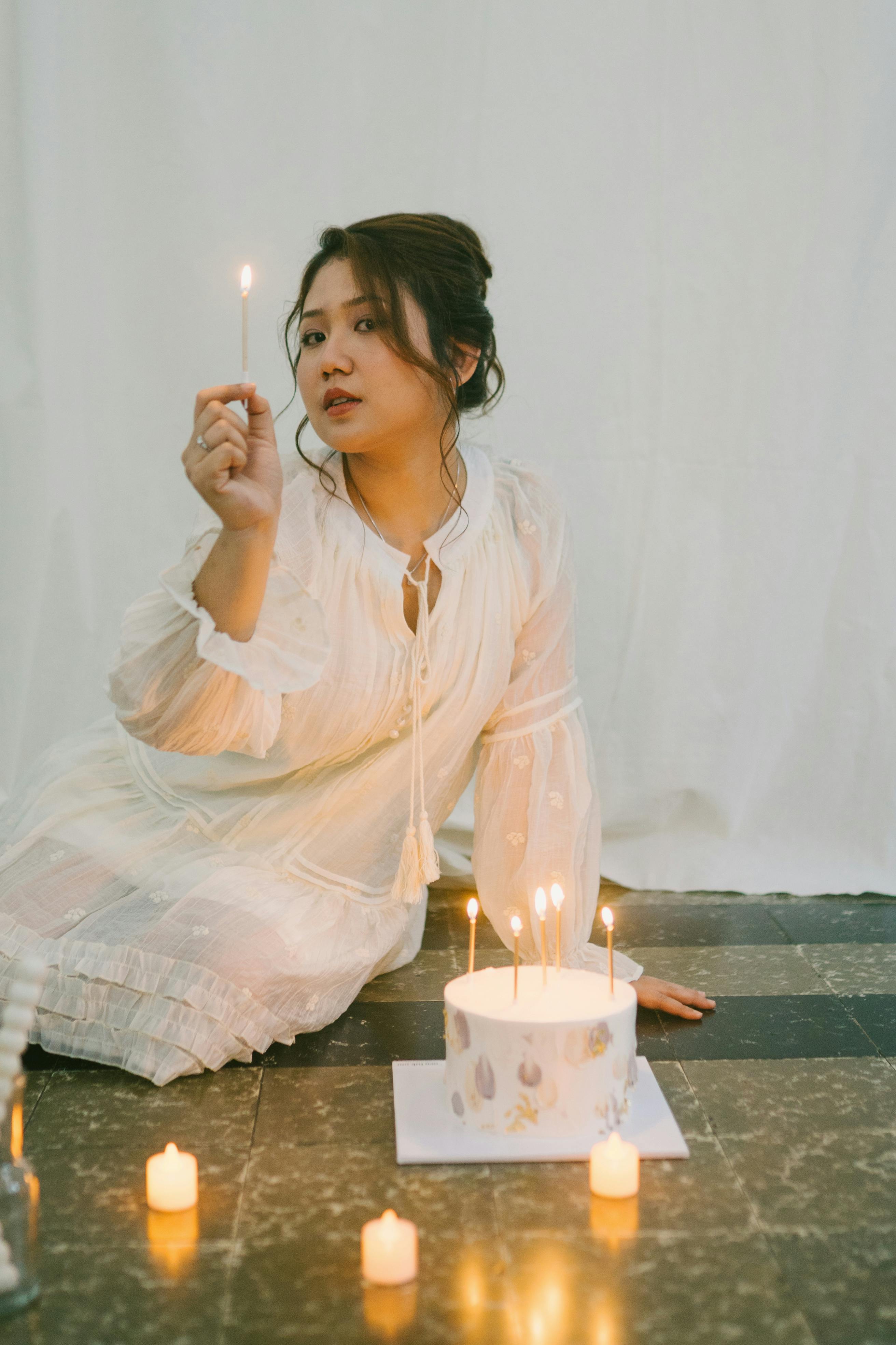 Bezpłatne Darmowe zdjęcie z galerii z biała sukienka, ciasto, ciepłe oświetlenie Zdjęcie z galerii