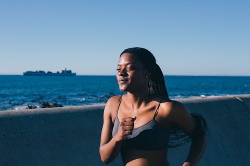 Mujer En Ropa Deportiva Para Correr Por La Bahía