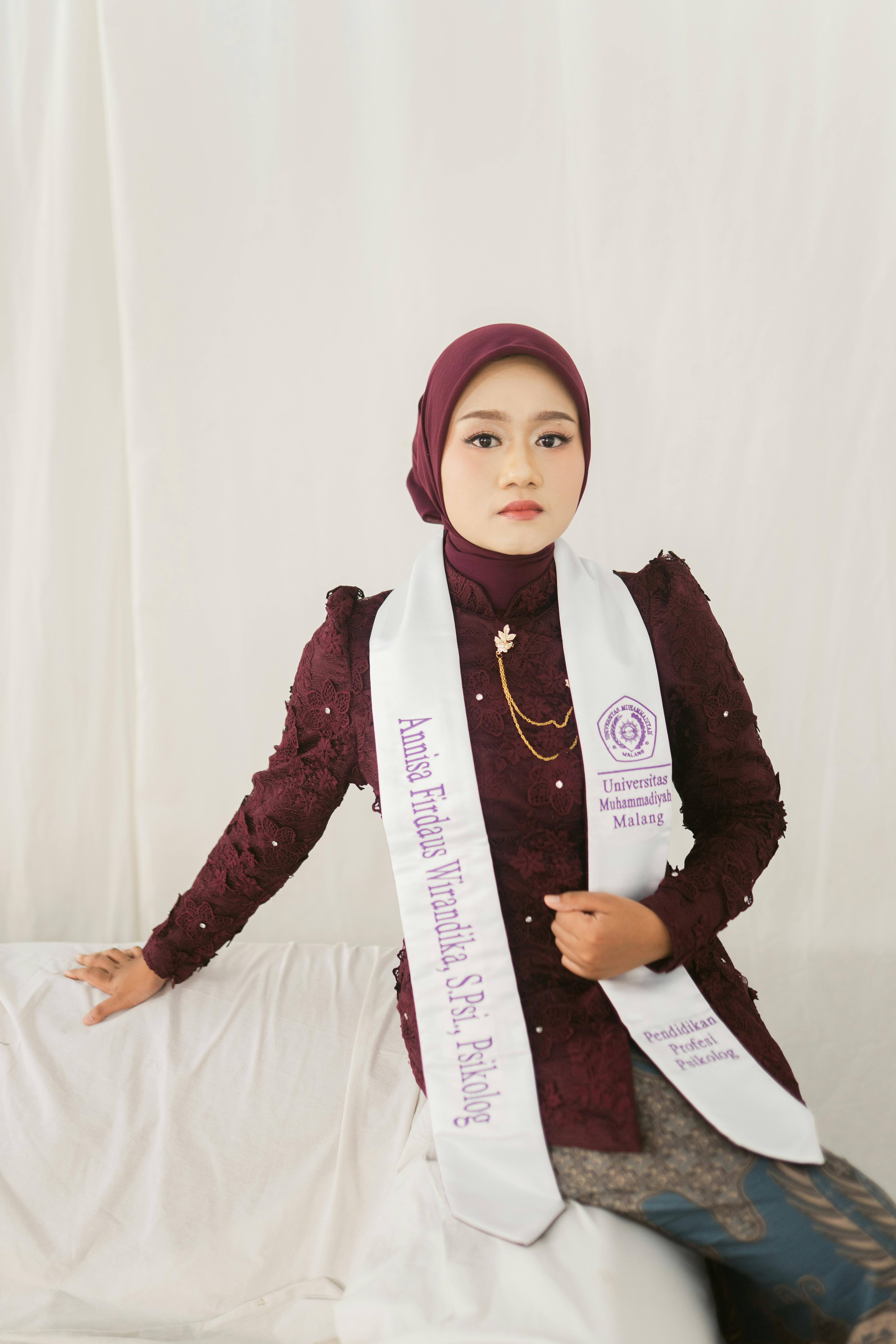 Miễn phí Ảnh lưu trữ miễn phí về bằng cấp học thuật, biểu hiện thanh thản, bối cảnh trong nhà Ảnh lưu trữ