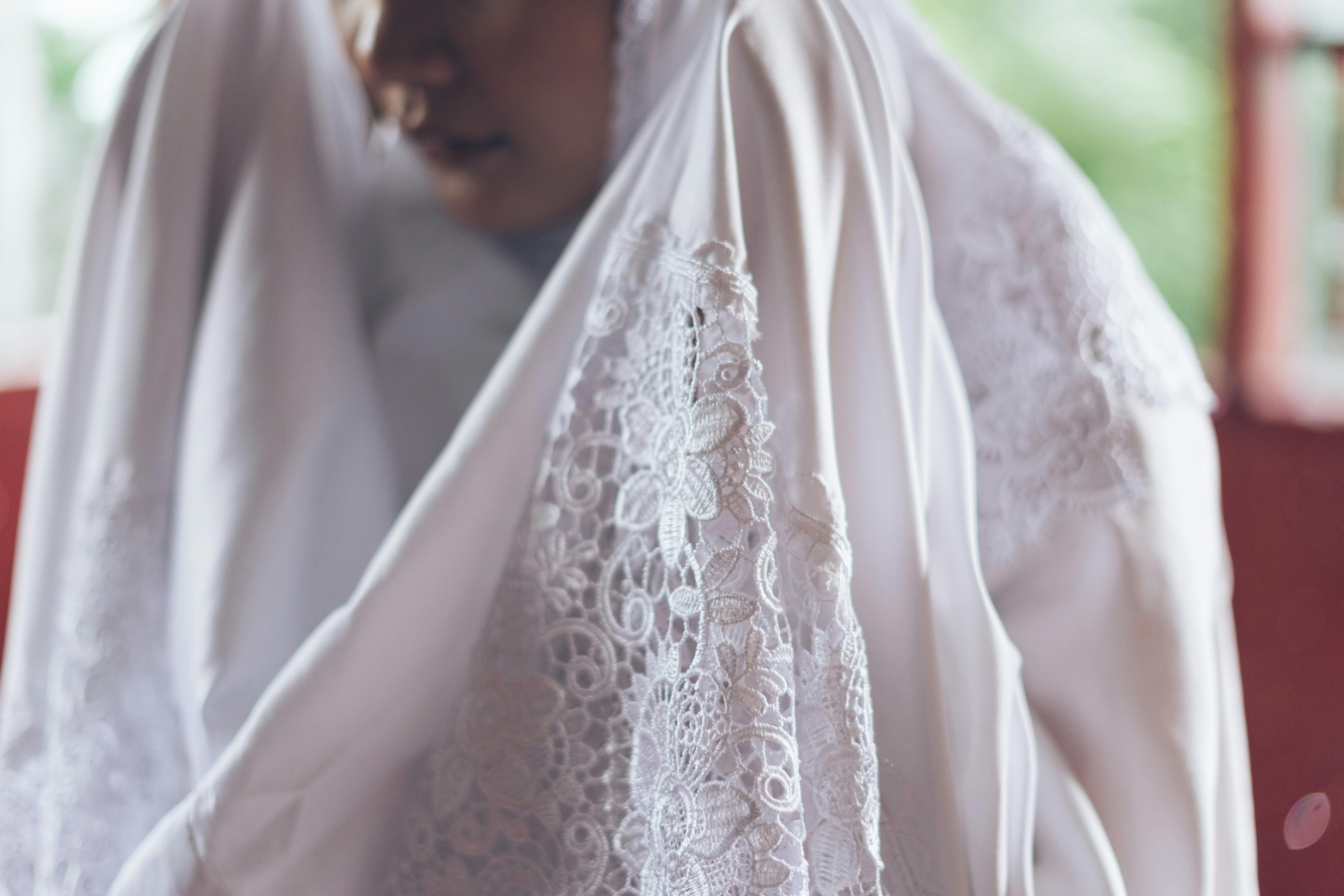 Bezpłatne Zbliżenie na kobietę w pięknie zdobionym koronkowym hidżabie, łączącym kulturową elegancję i modę. Zdjęcie z galerii