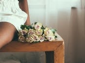 木桌上粉红玫瑰的宁静构图精致，唤起浪漫与简单的感觉