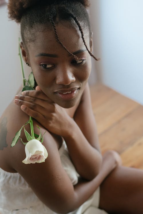 Foto Wanita Memegang Mawar Putih