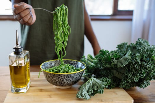 木桌上放着新鲜的青羽衣甘蓝面，配以橄榄油，非常适合健康膳食