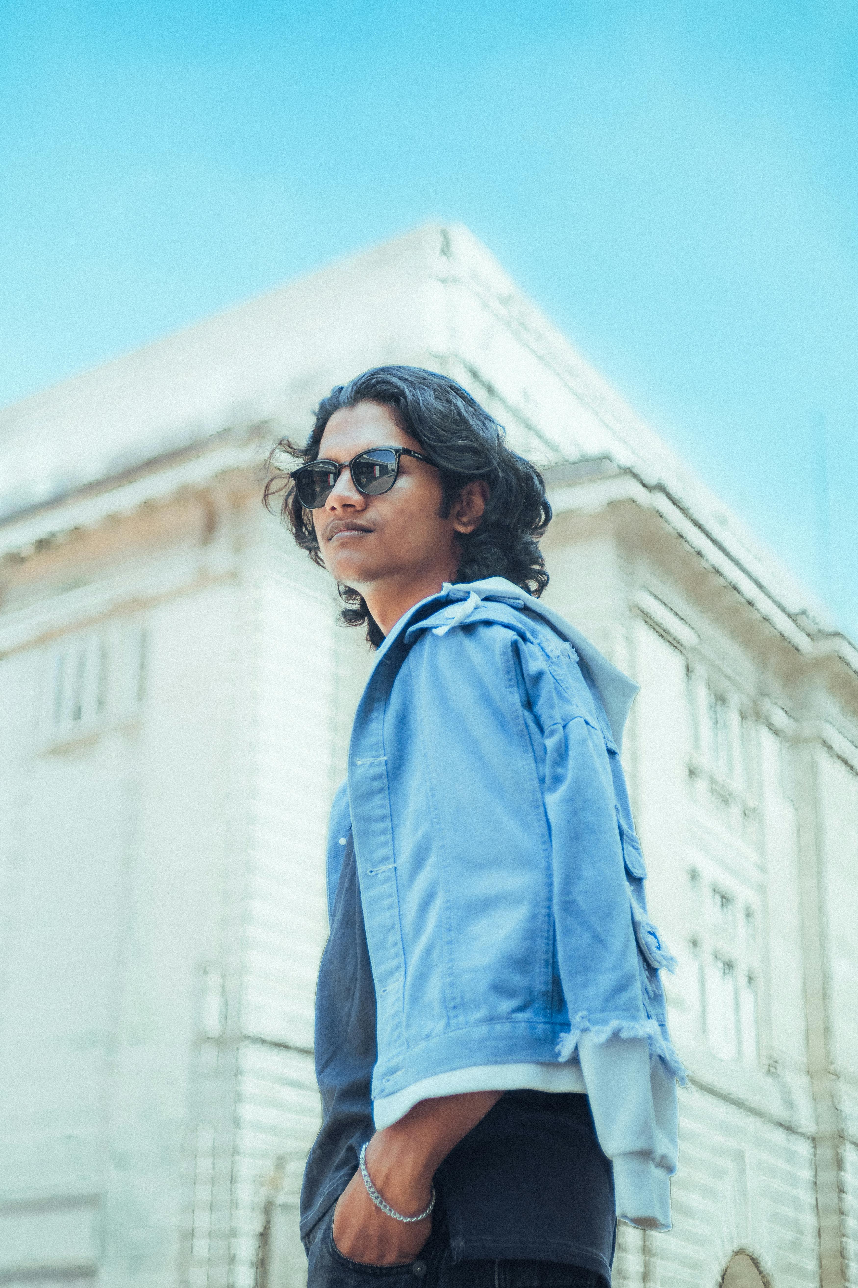 Miễn phí Chân dung một chàng trai trẻ sành điệu ở George Town, Penang với bối cảnh đô thị phía sau. Ảnh lưu trữ